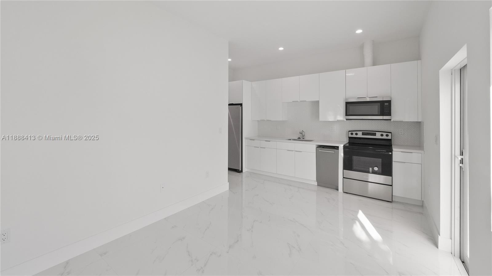 See details / 2200 sq. ft. $ 2025-10-01 0 Photo