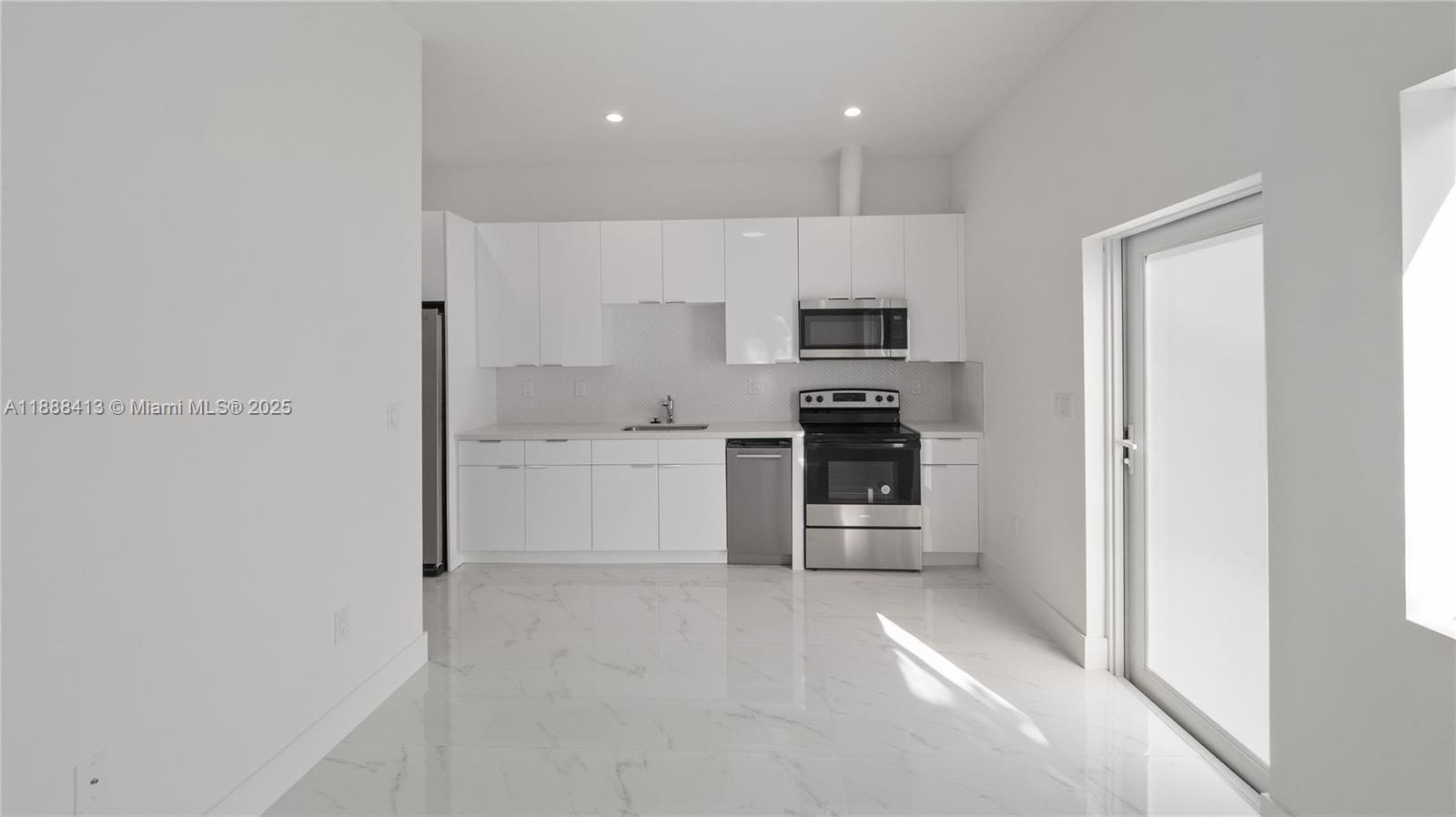 See details / 2200 sq. ft. $ 2025-10-01 0 Photo