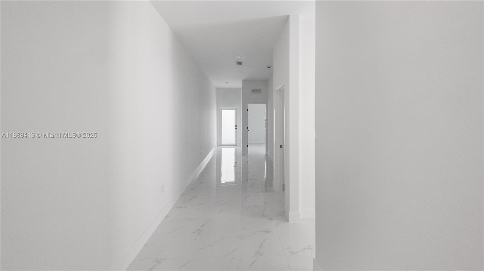See details / 2200 sq. ft. $ 2025-10-01 0 Photo