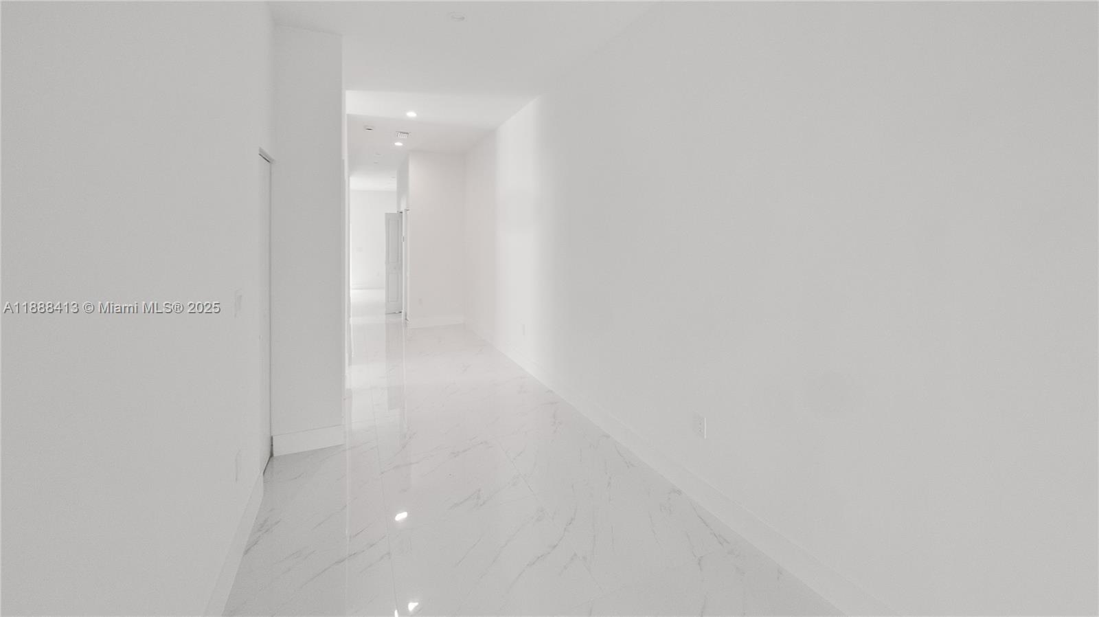 See details / 2200 sq. ft. $ 2025-10-01 0 Photo
