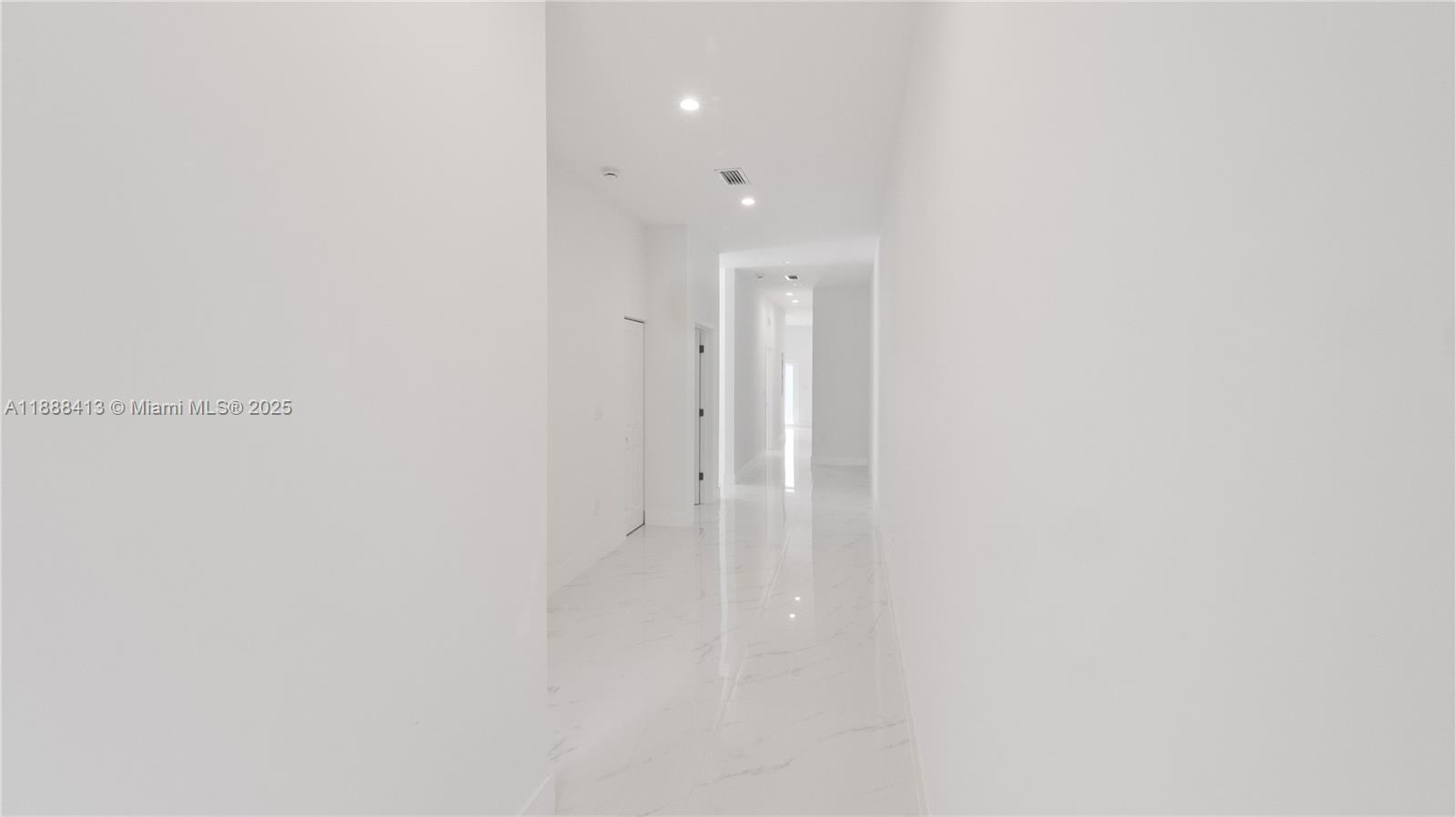 See details / 2200 sq. ft. $ 2025-10-01 0 Photo