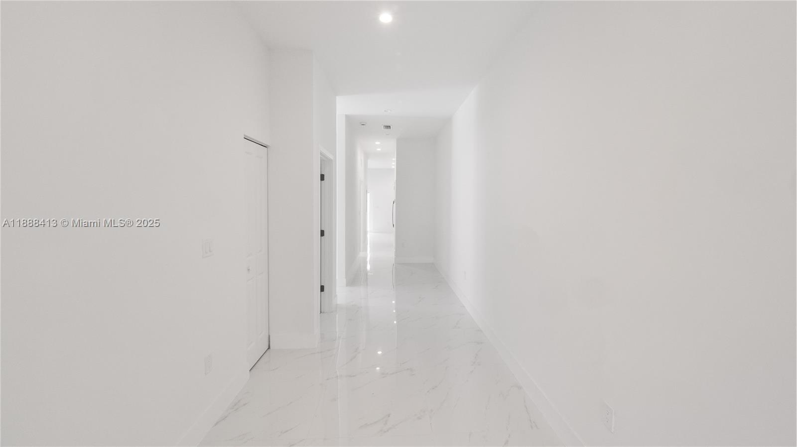 See details / 2200 sq. ft. $ 2025-10-01 0 Photo