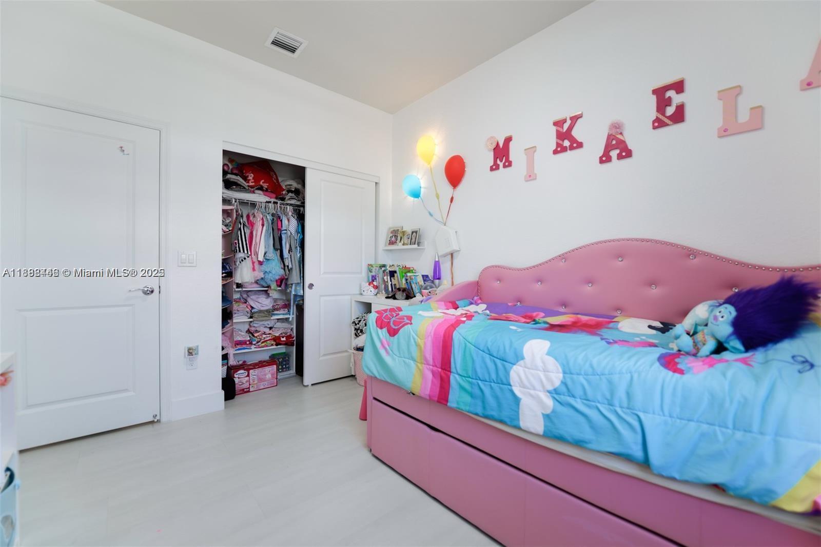 5182 3 / 3 1561 sq. ft. $ 2025-10-01 0 Photo