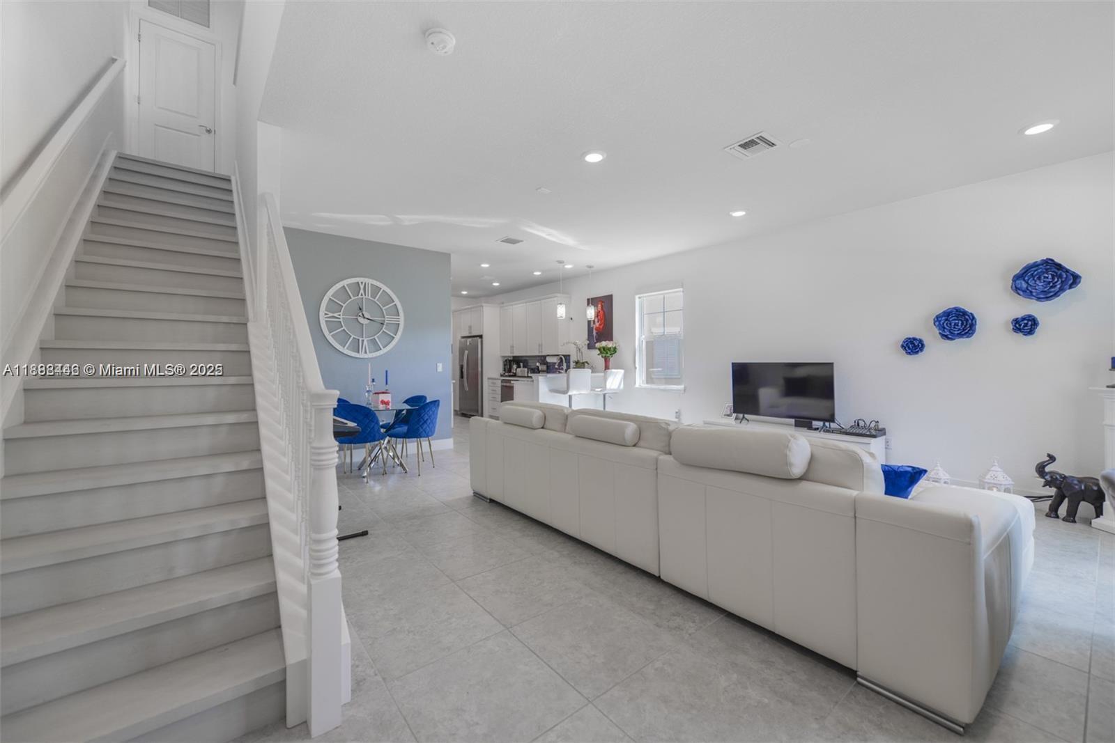 5182 3 / 3 1561 sq. ft. $ 2025-10-01 0 Photo