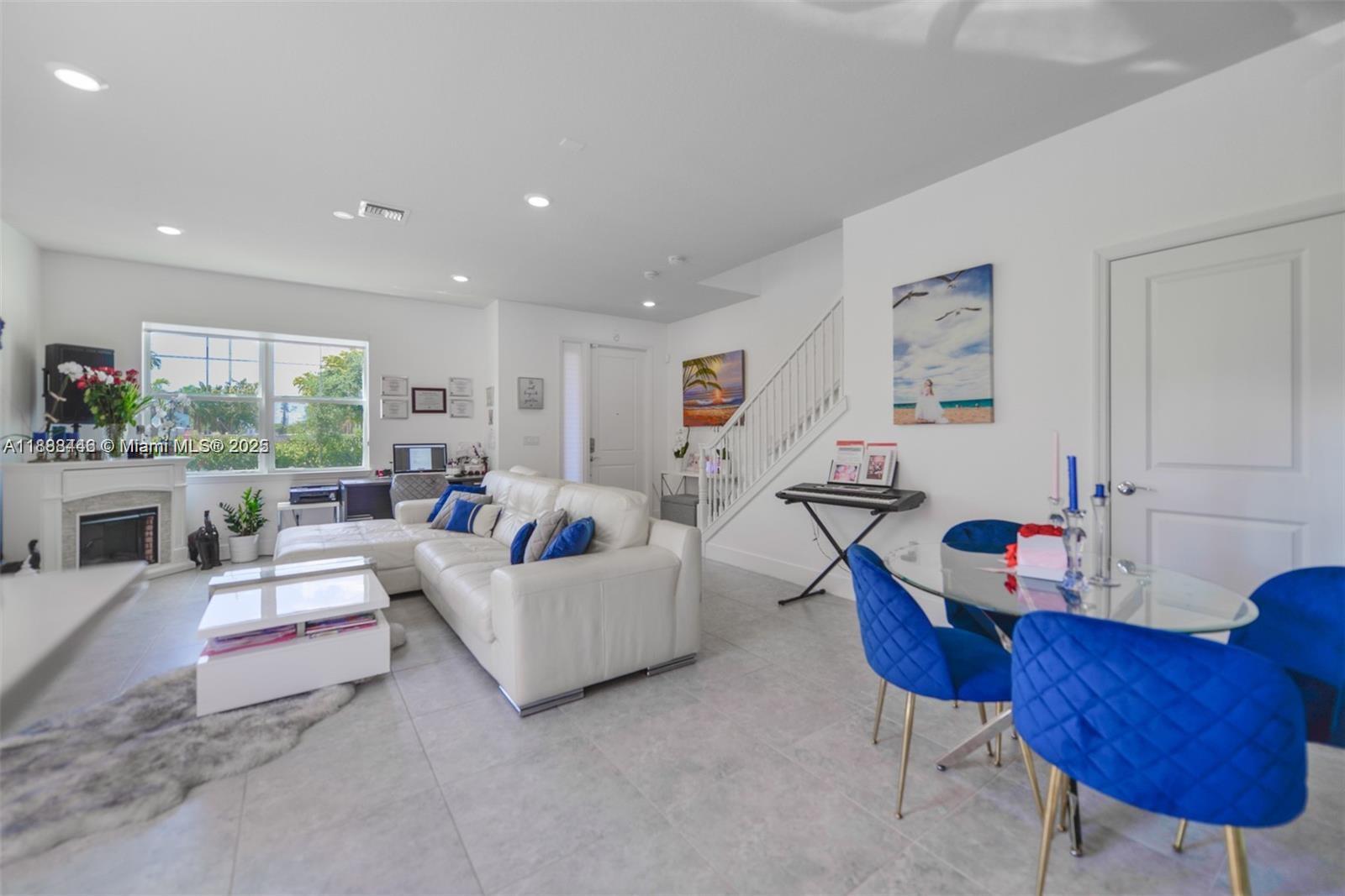 5182 3 / 3 1561 sq. ft. $ 2025-10-01 0 Photo