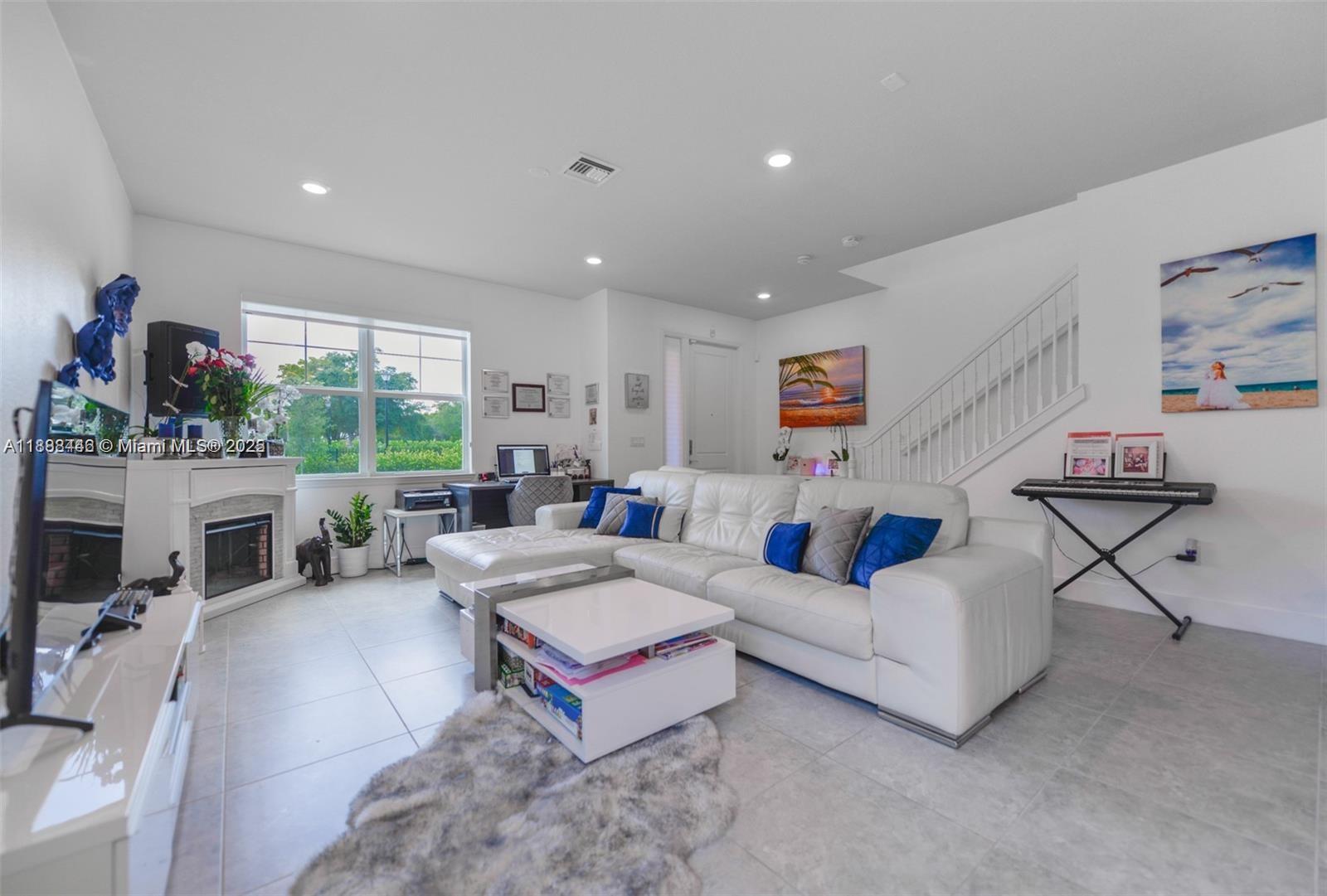 5182 3 / 3 1561 sq. ft. $ 2025-10-01 0 Photo