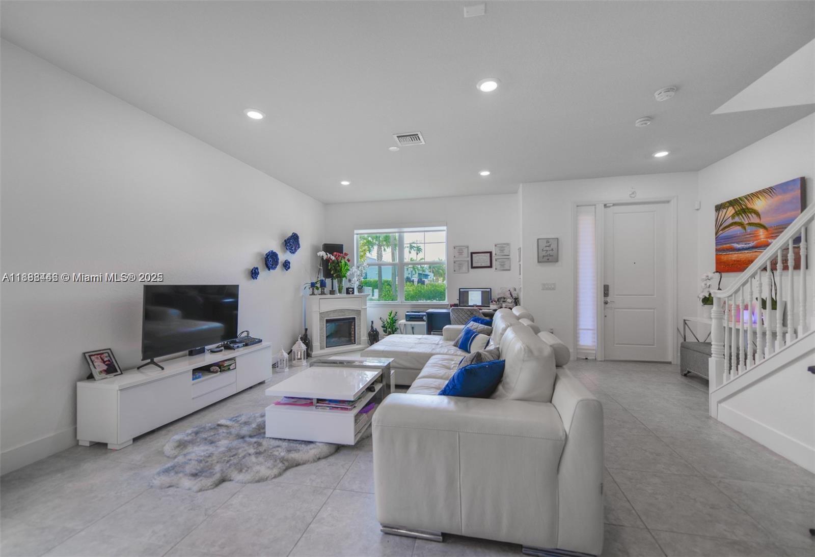 5182 3 / 3 1561 sq. ft. $ 2025-10-01 0 Photo
