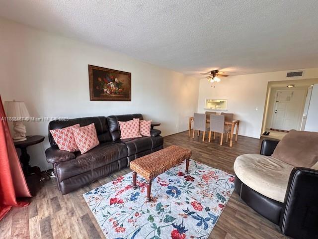 315 1 / 2 775 sq. ft. $ 2025-10-01 0 Photo