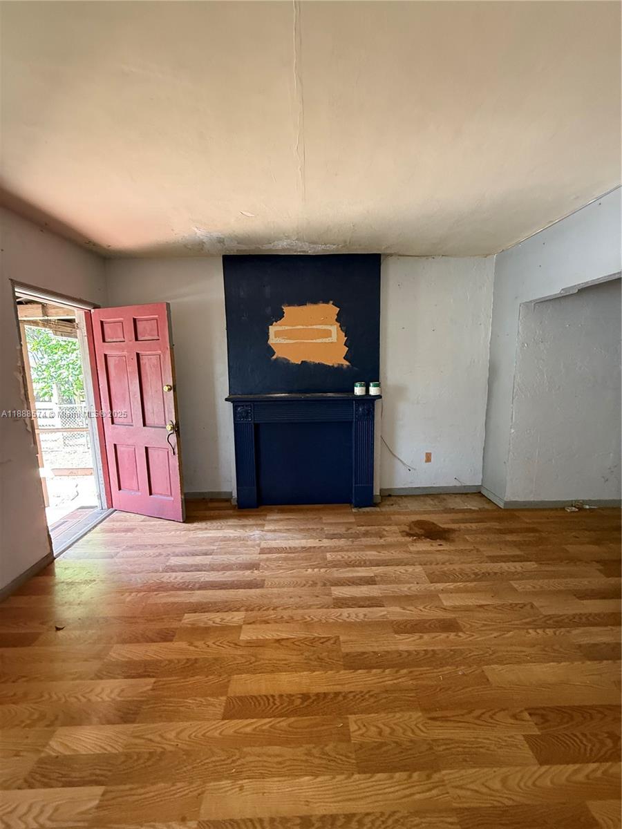   /  864 sq. ft. $ 2025-10-01 0 Photo