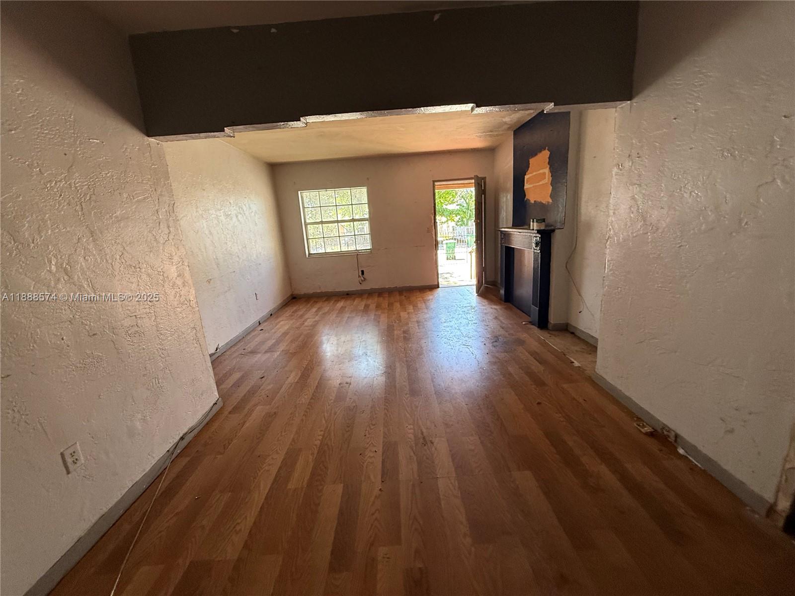   /  864 sq. ft. $ 2025-10-01 0 Photo