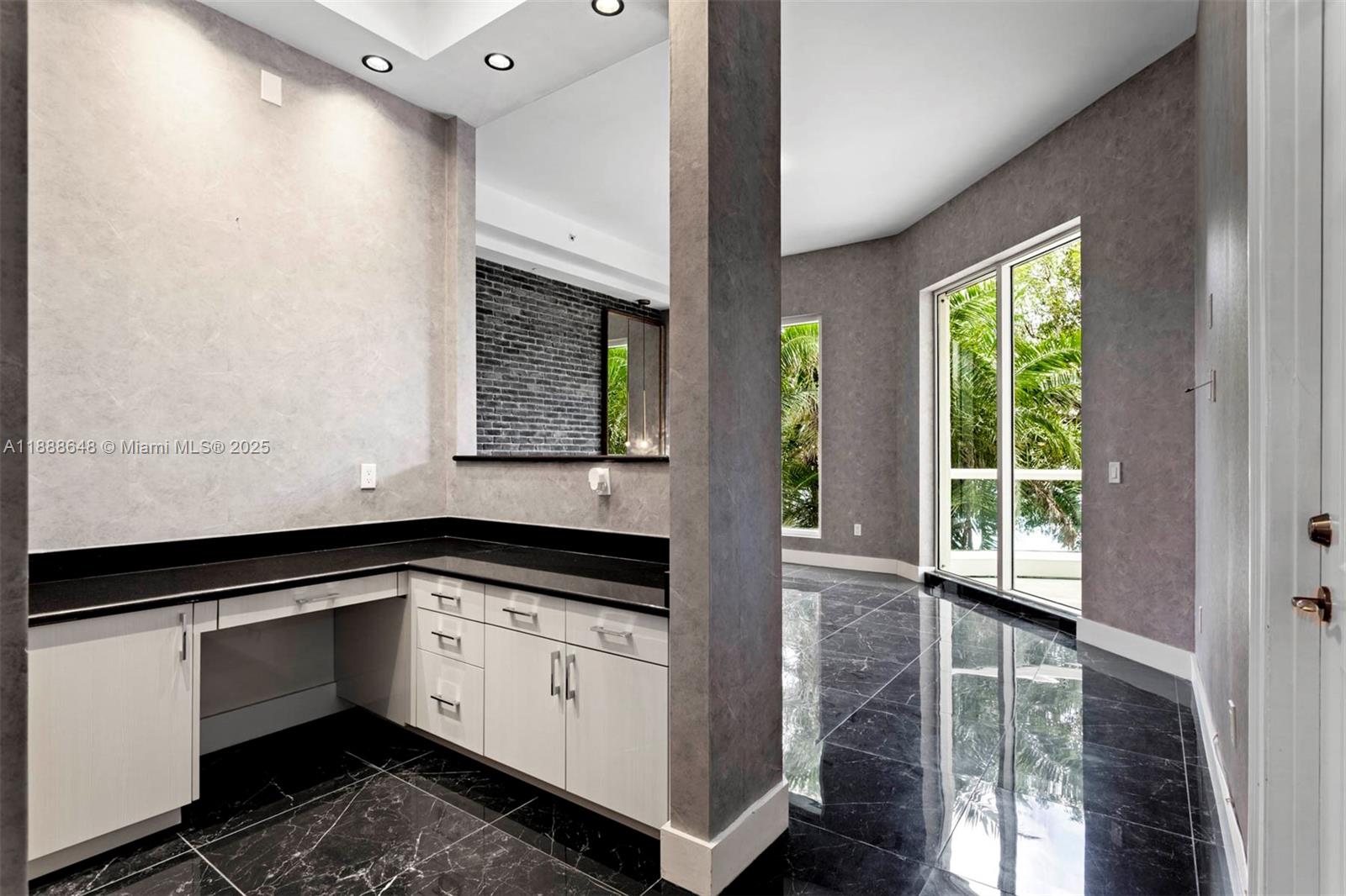 203 2 / 2 1582 sq. ft. $ 2025-10-01 0 Photo