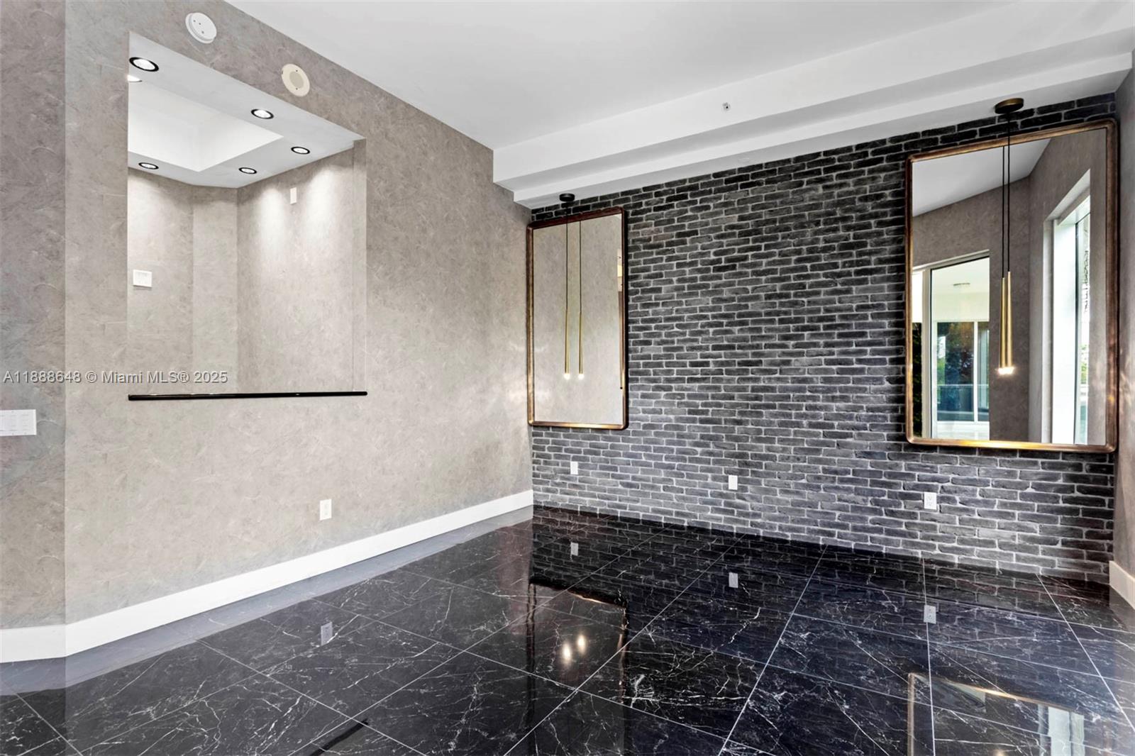 203 2 / 2 1582 sq. ft. $ 2025-10-01 0 Photo