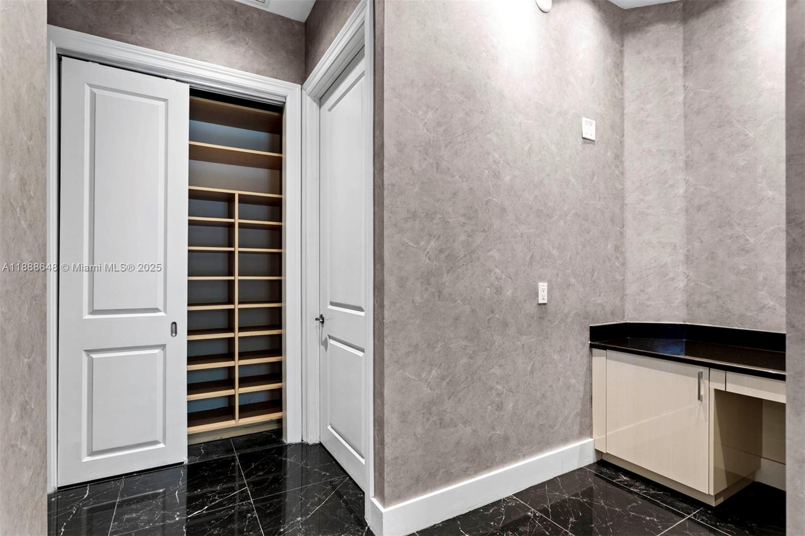 203 2 / 2 1582 sq. ft. $ 2025-10-01 0 Photo