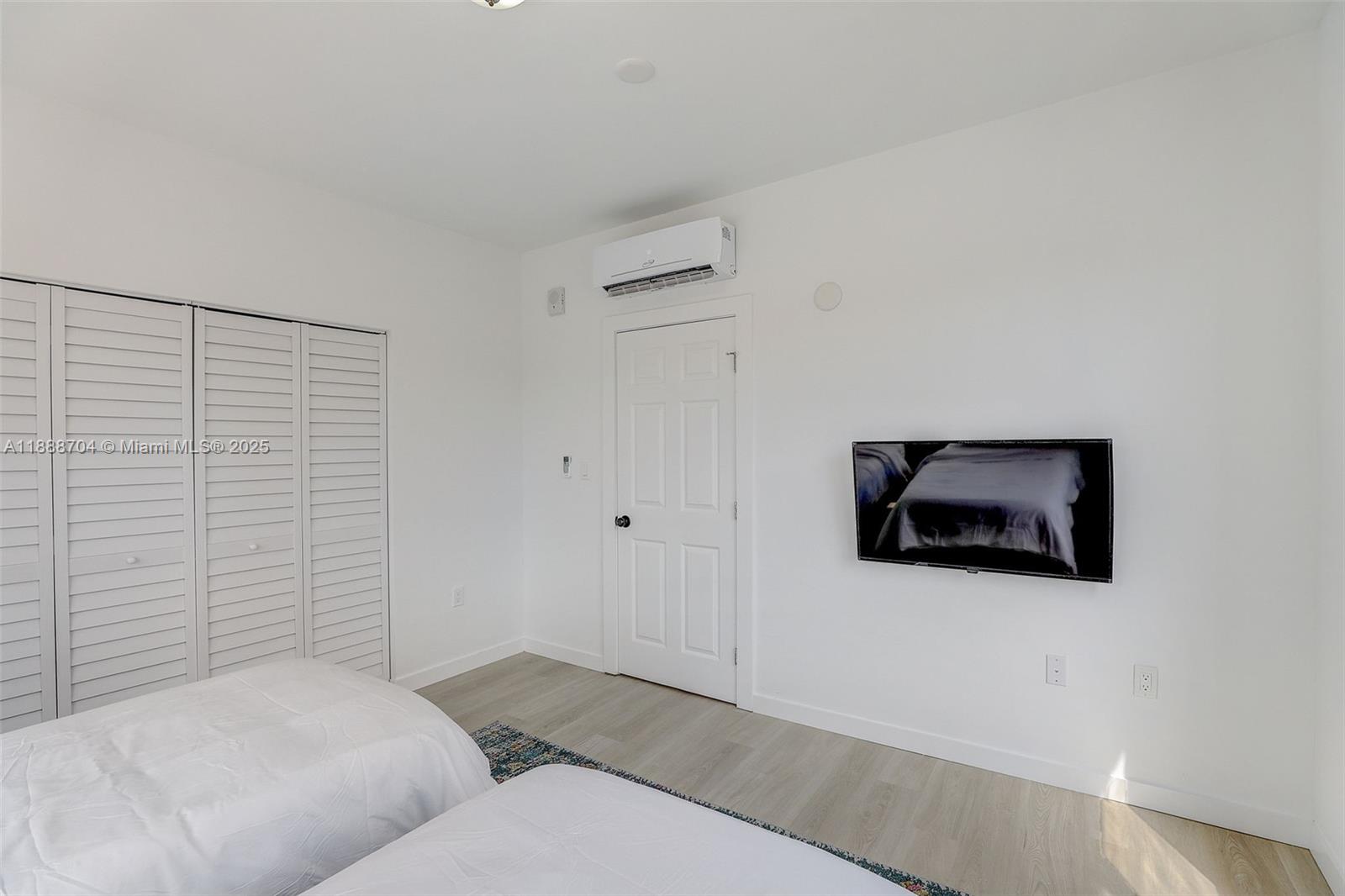   /   sq. ft. $ 2025-10-02 0 foto