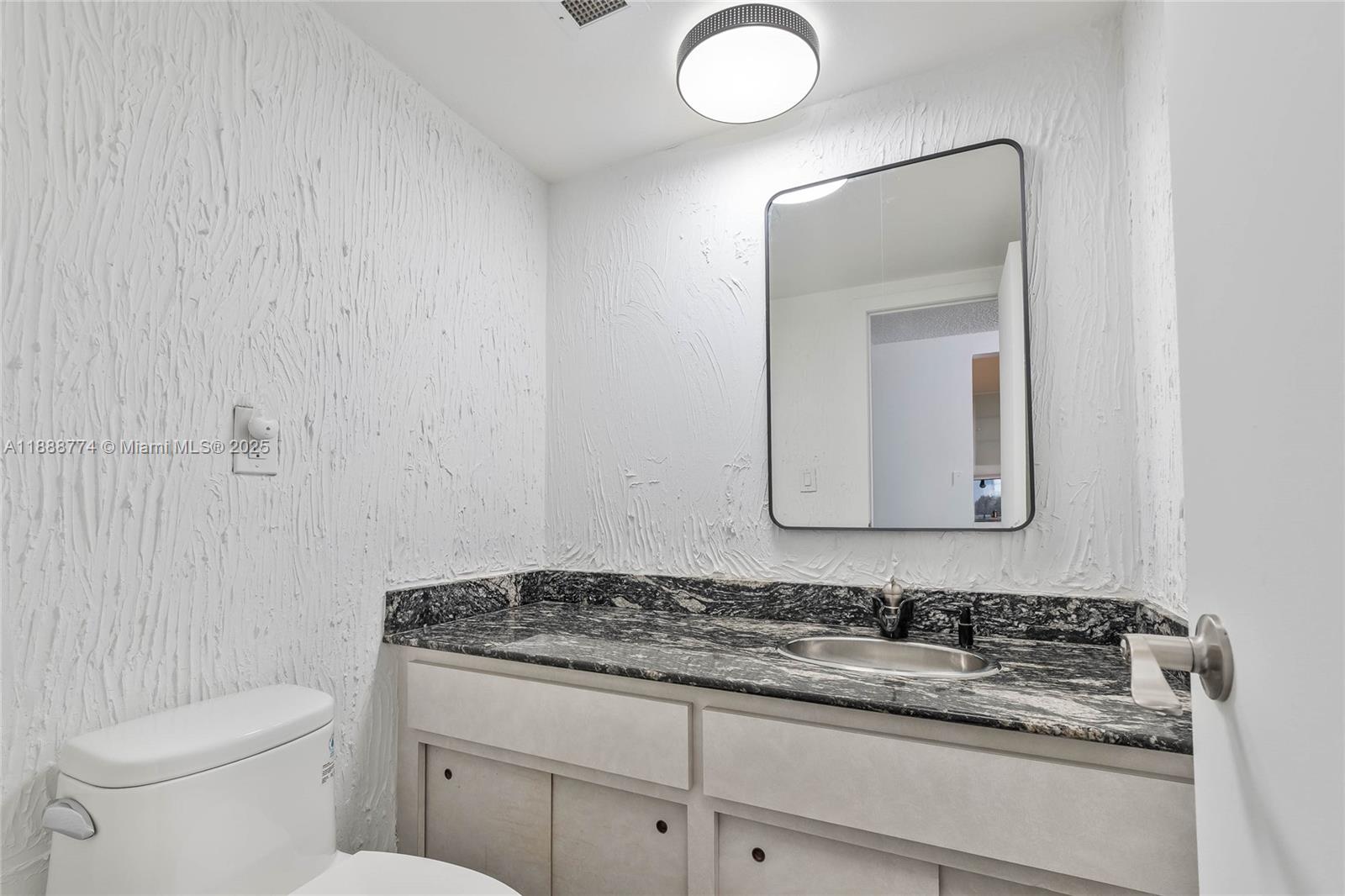 716 3 / 3 1570 sq. ft. $ 2025-10-02 0 Photo