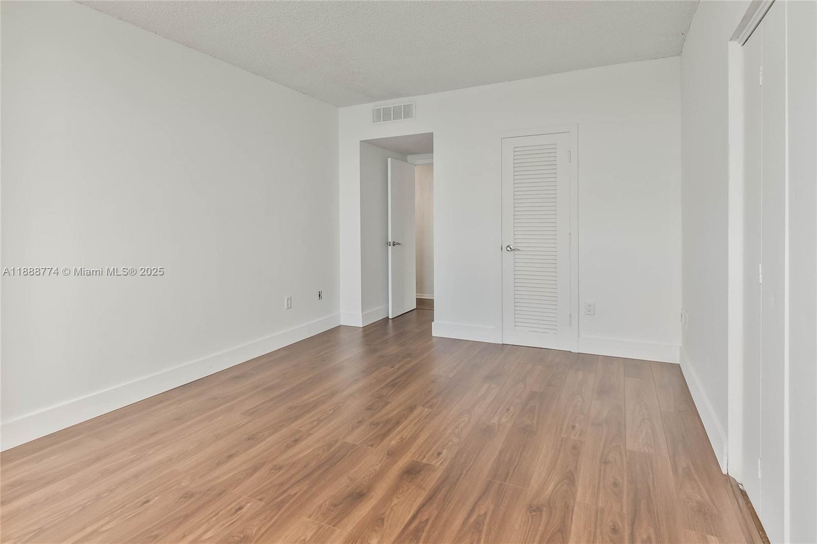 716 3 / 3 1570 sq. ft. $ 2025-10-02 0 Photo