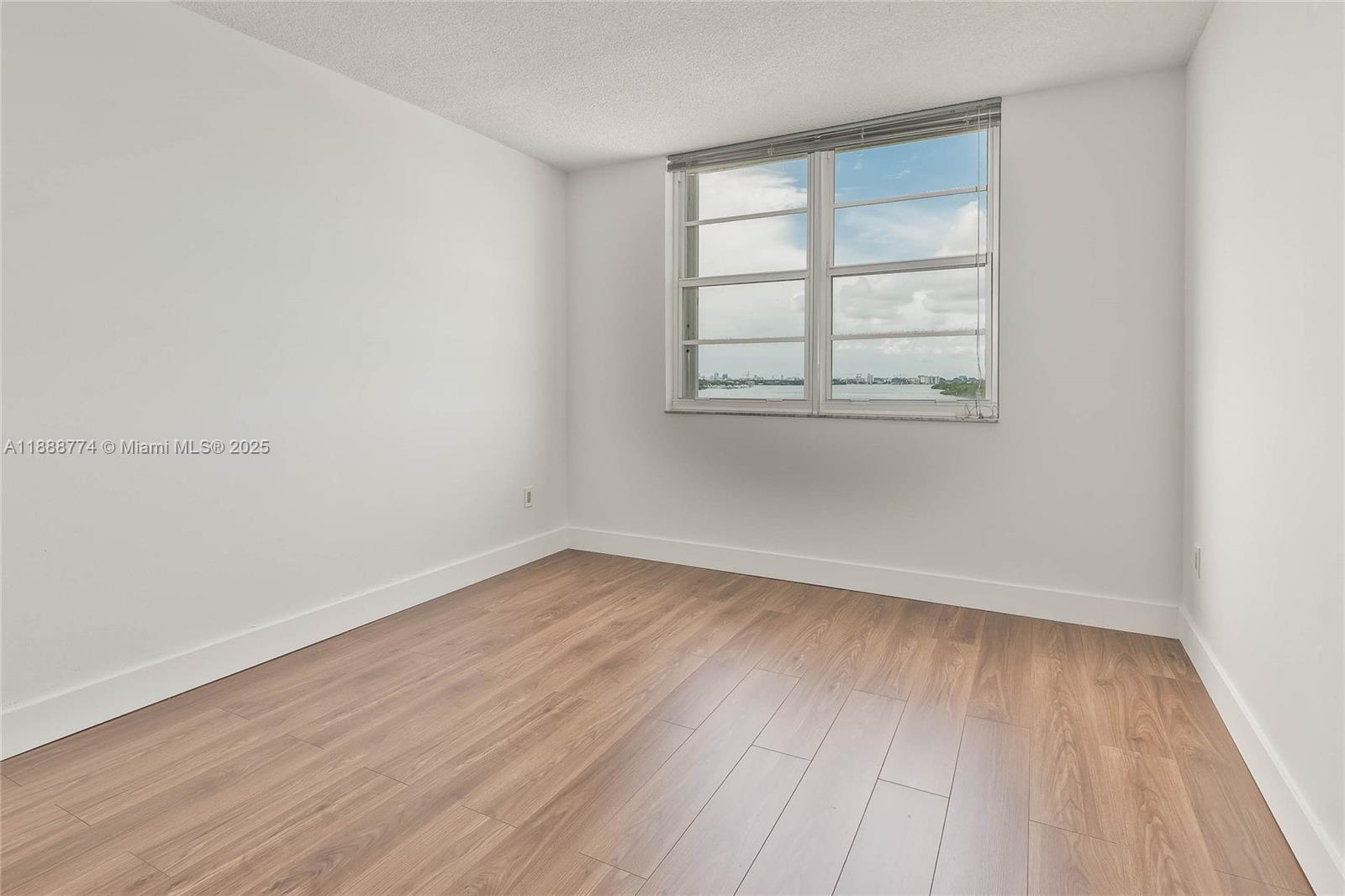 716 3 / 3 1570 sq. ft. $ 2025-10-02 0 Photo