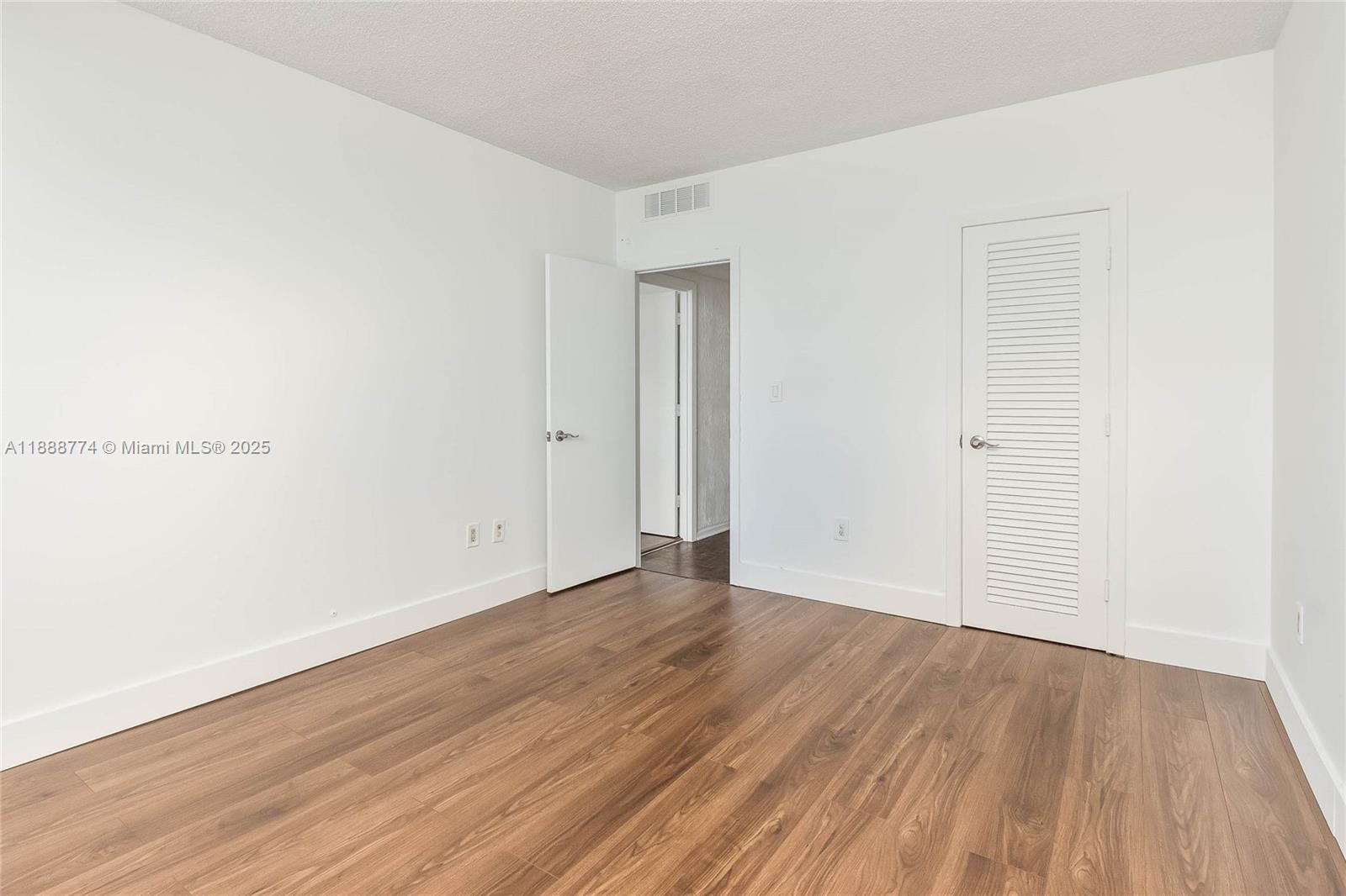 716 3 / 3 1570 sq. ft. $ 2025-10-02 0 Photo