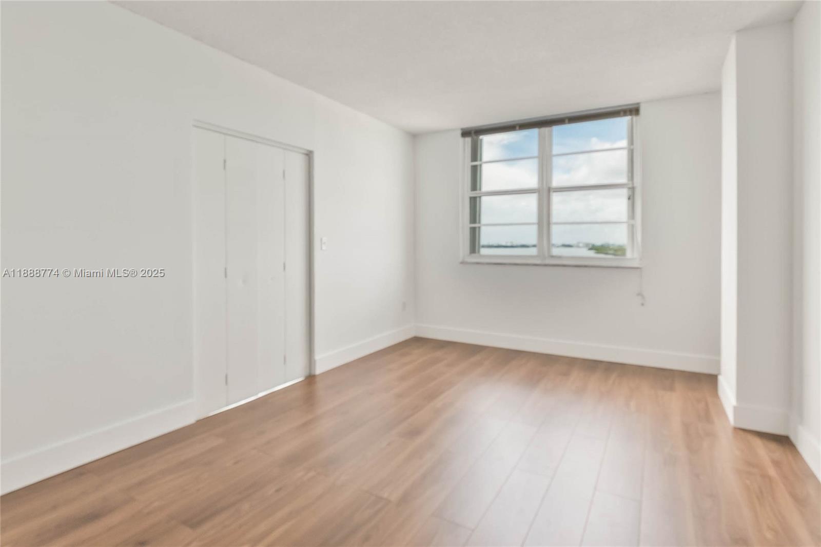 716 3 / 3 1570 sq. ft. $ 2025-10-02 0 Photo
