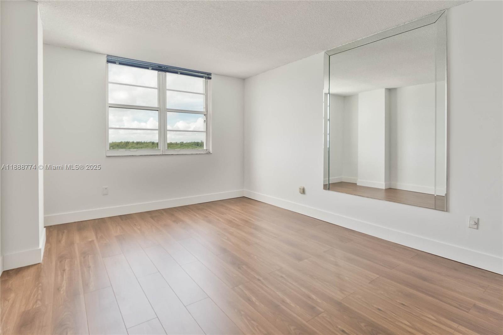 716 3 / 3 1570 sq. ft. $ 2025-10-02 0 Photo