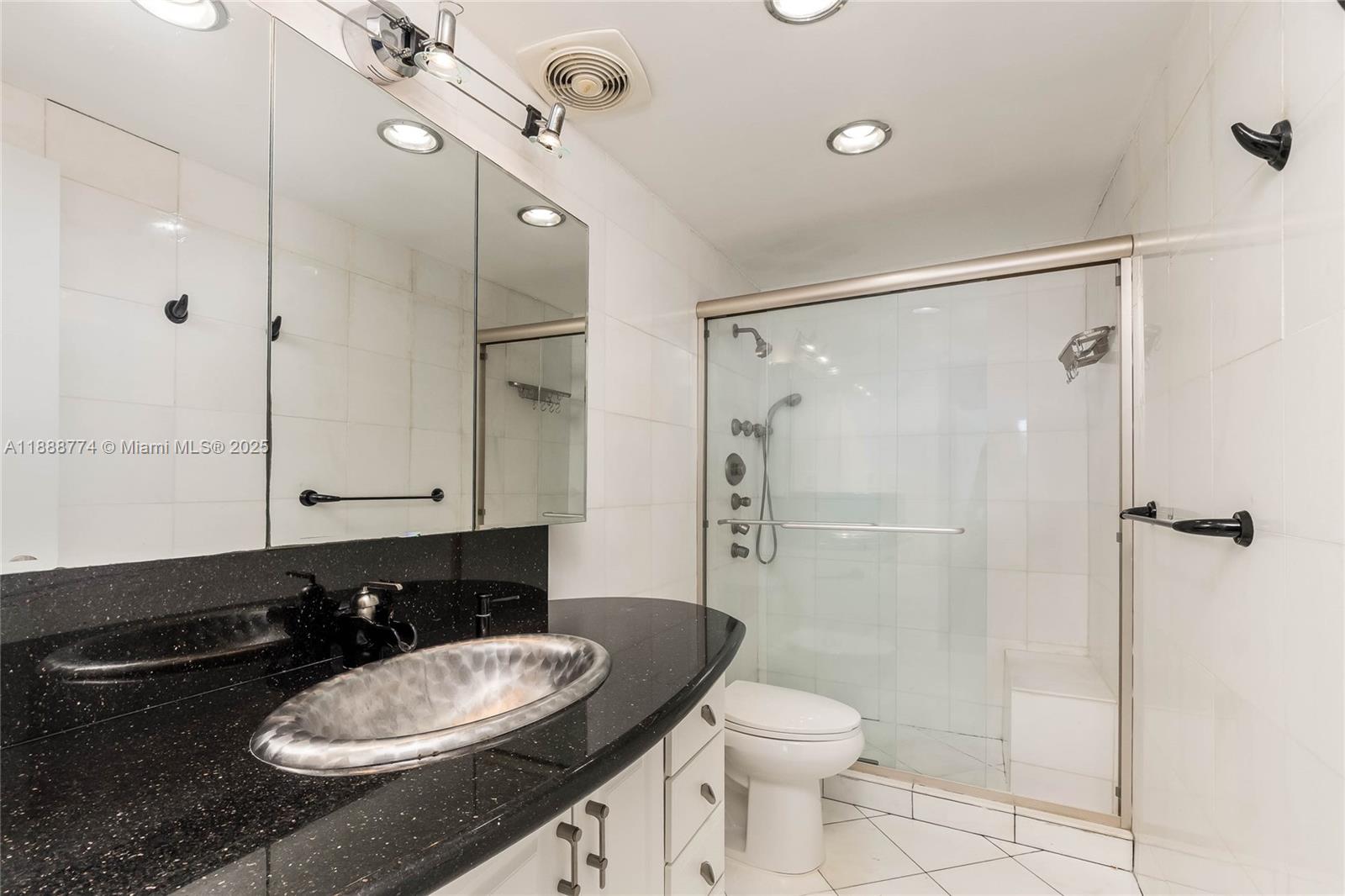 716 3 / 3 1570 sq. ft. $ 2025-10-02 0 Photo