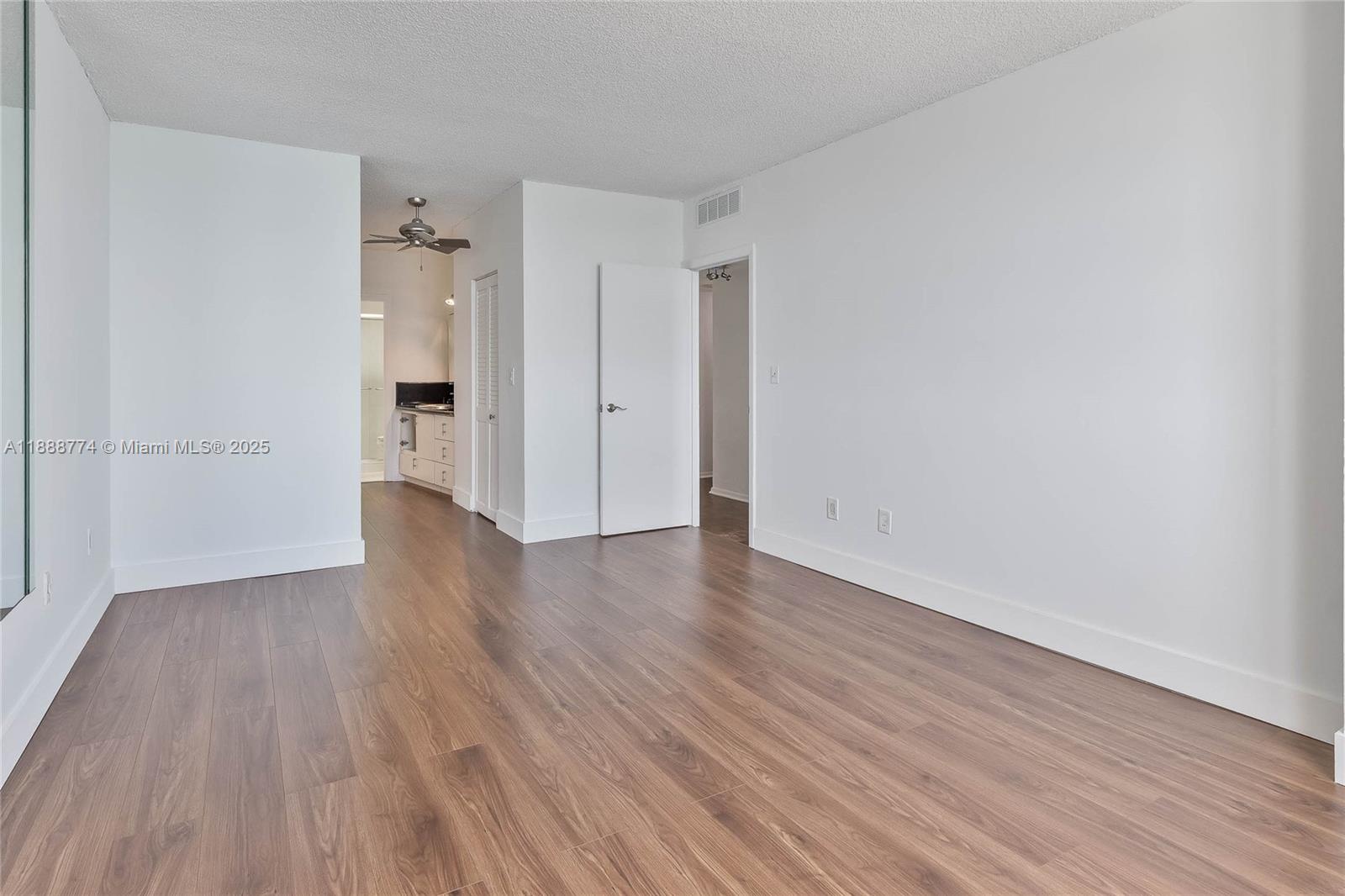 716 3 / 3 1570 sq. ft. $ 2025-10-02 0 Photo