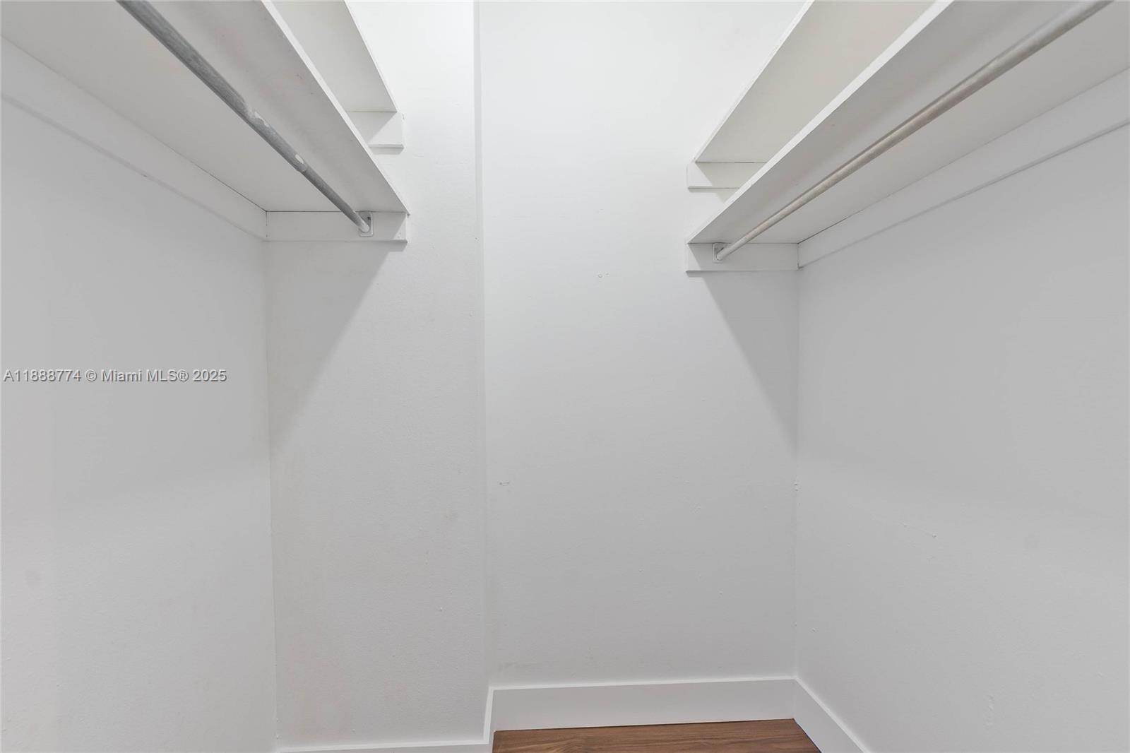 716 3 / 3 1570 sq. ft. $ 2025-10-02 0 Photo
