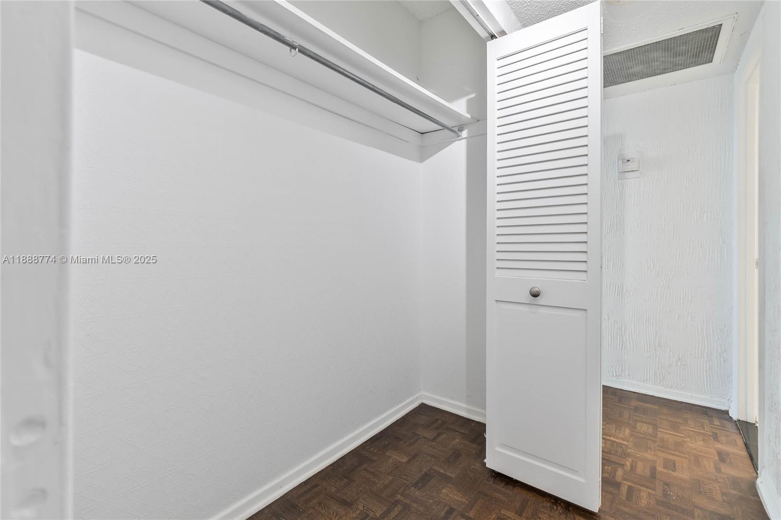716 3 / 3 1570 sq. ft. $ 2025-10-02 0 Photo