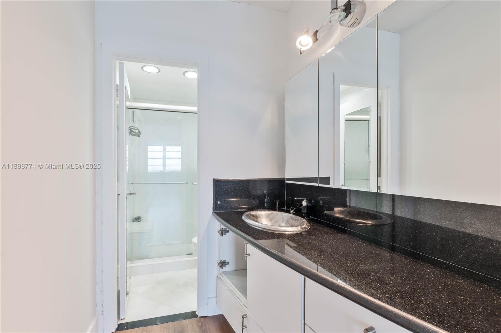 716 3 / 3 1570 sq. ft. $ 2025-10-02 0 Photo