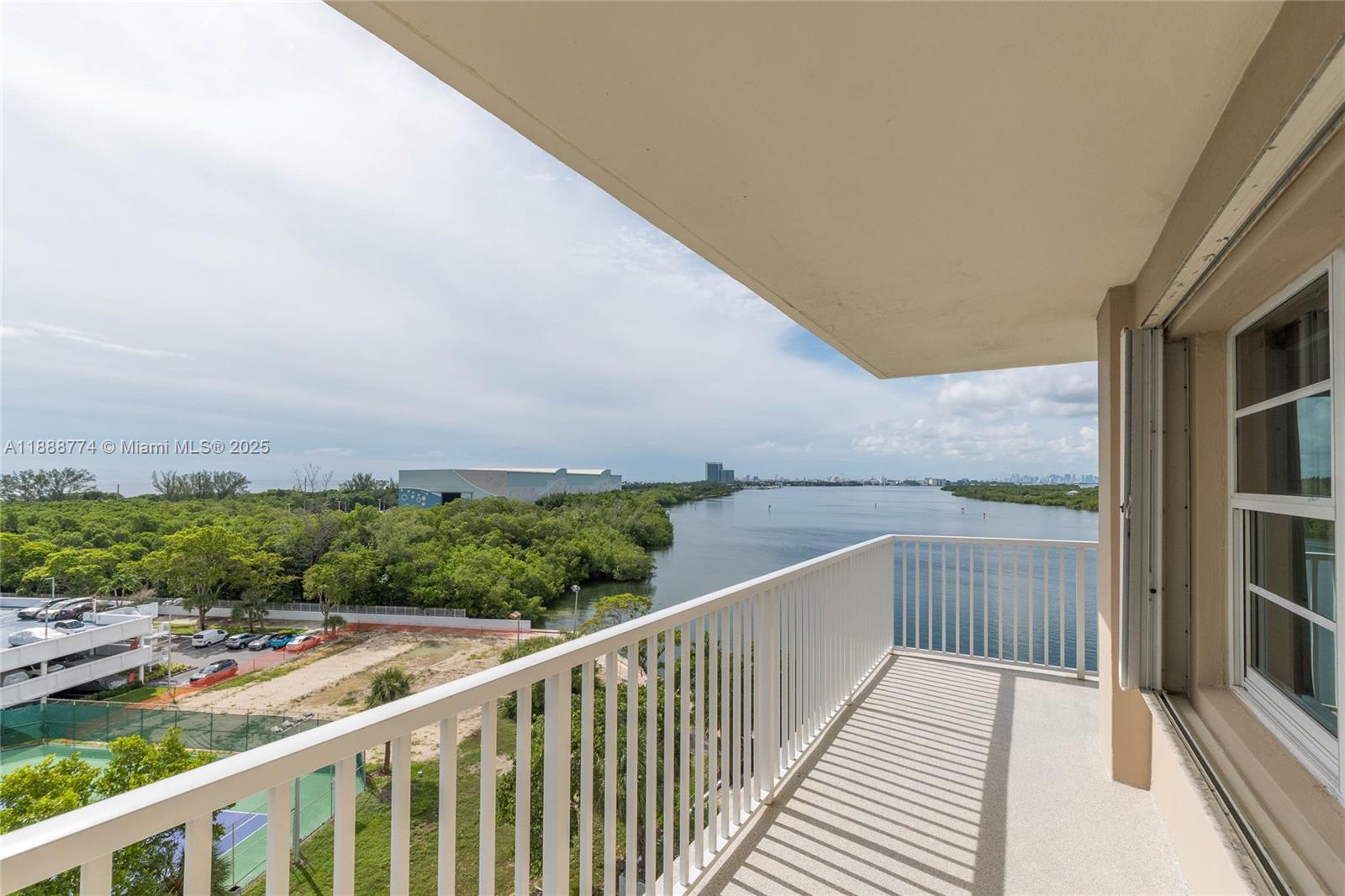 716 3 / 3 1570 sq. ft. $ 2025-10-02 0 Photo