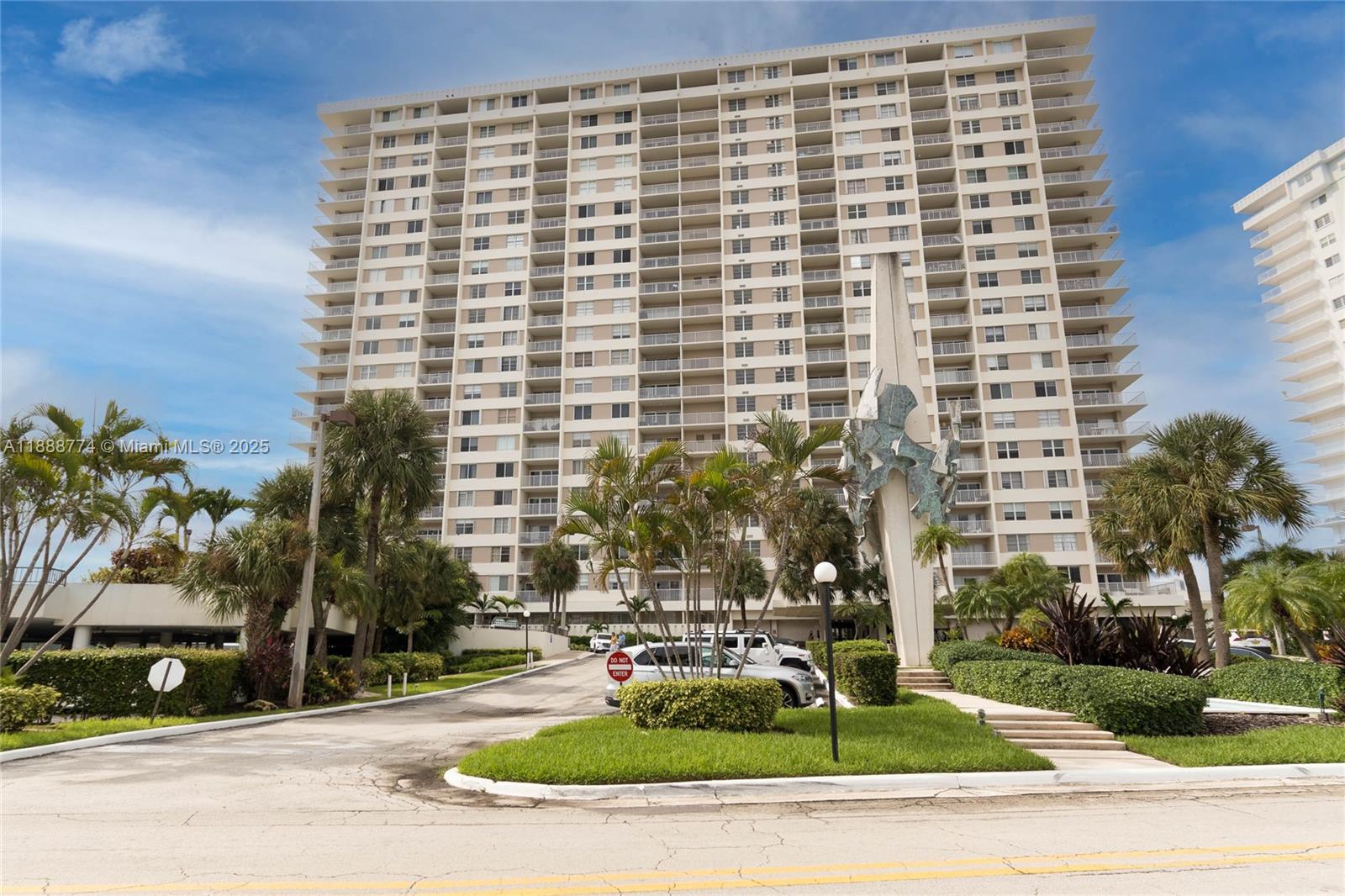 716 3 / 3 1570 sq. ft. $ 2025-10-02 0 Photo