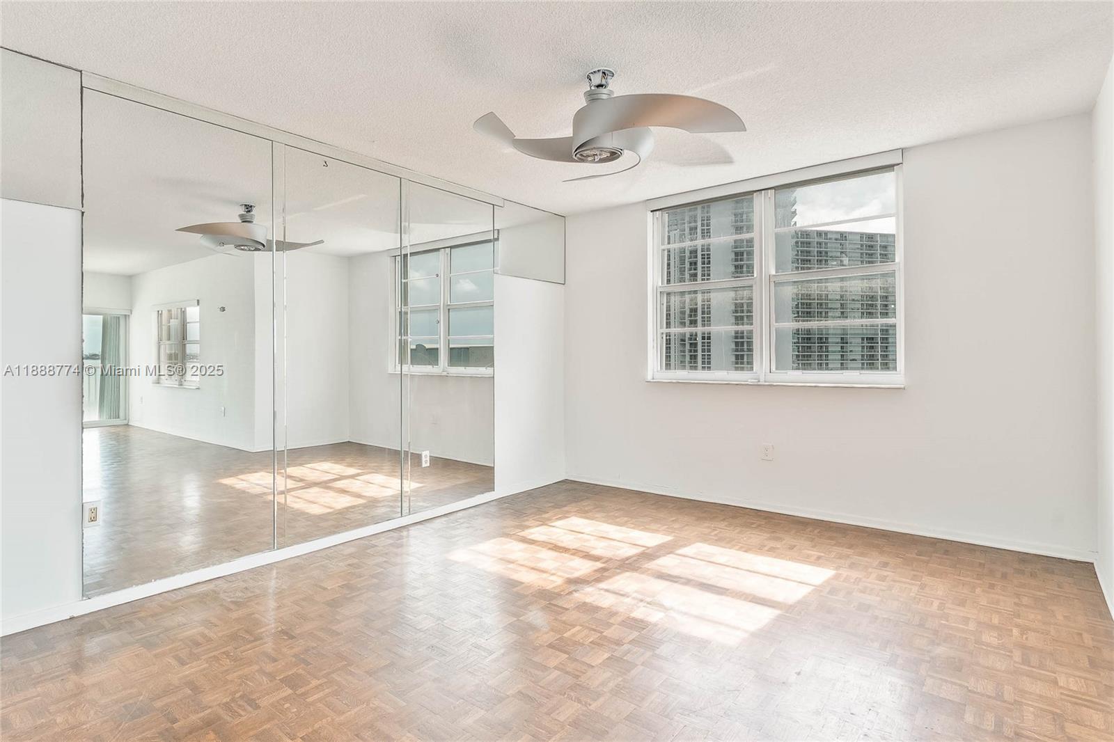 716 3 / 3 1570 sq. ft. $ 2025-10-02 0 Photo