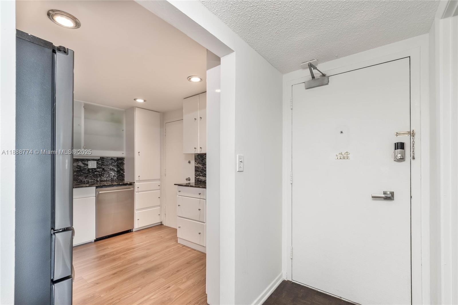 716 3 / 3 1570 sq. ft. $ 2025-10-02 0 Photo