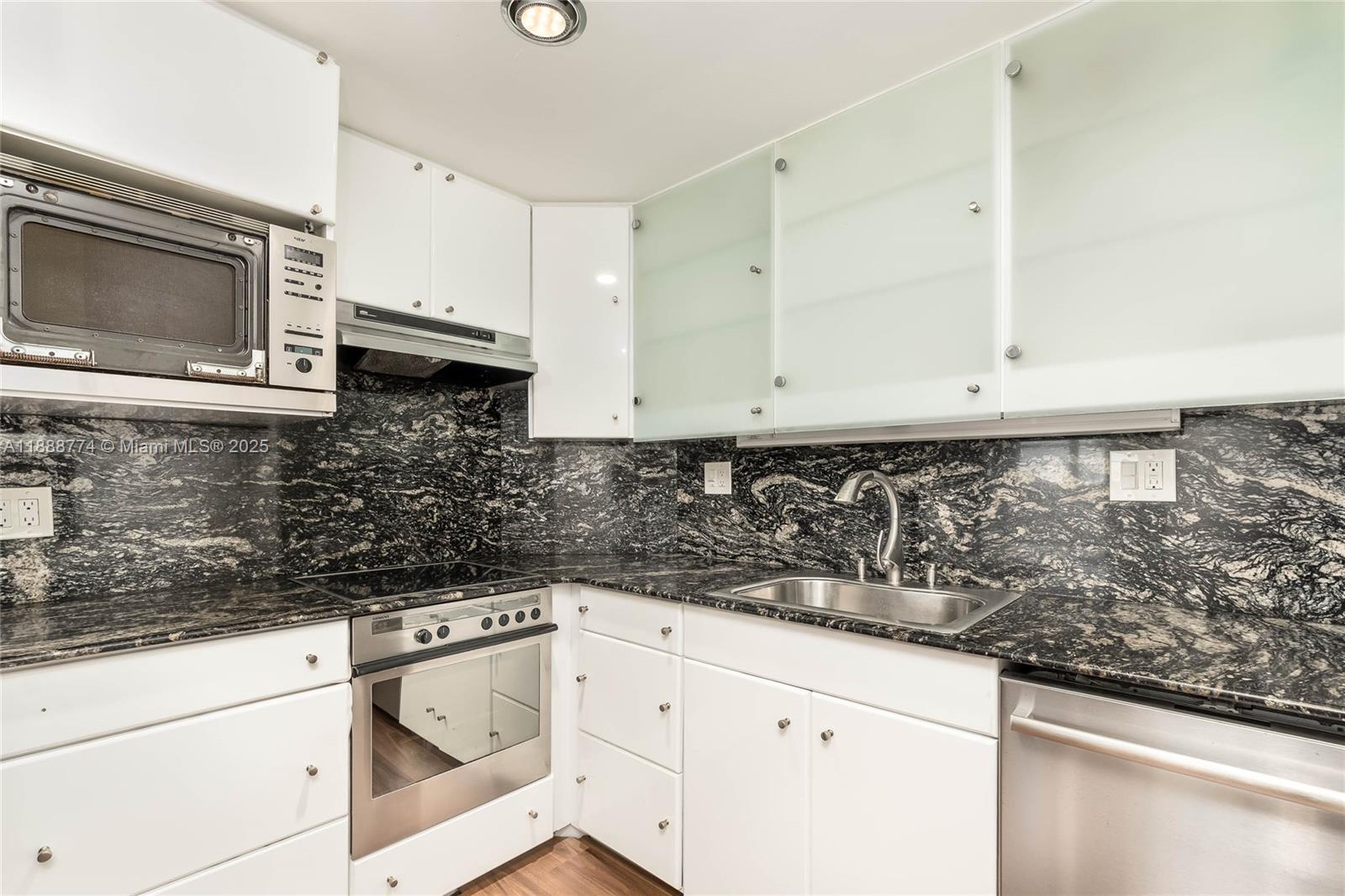 716 3 / 3 1570 sq. ft. $ 2025-10-02 0 Photo