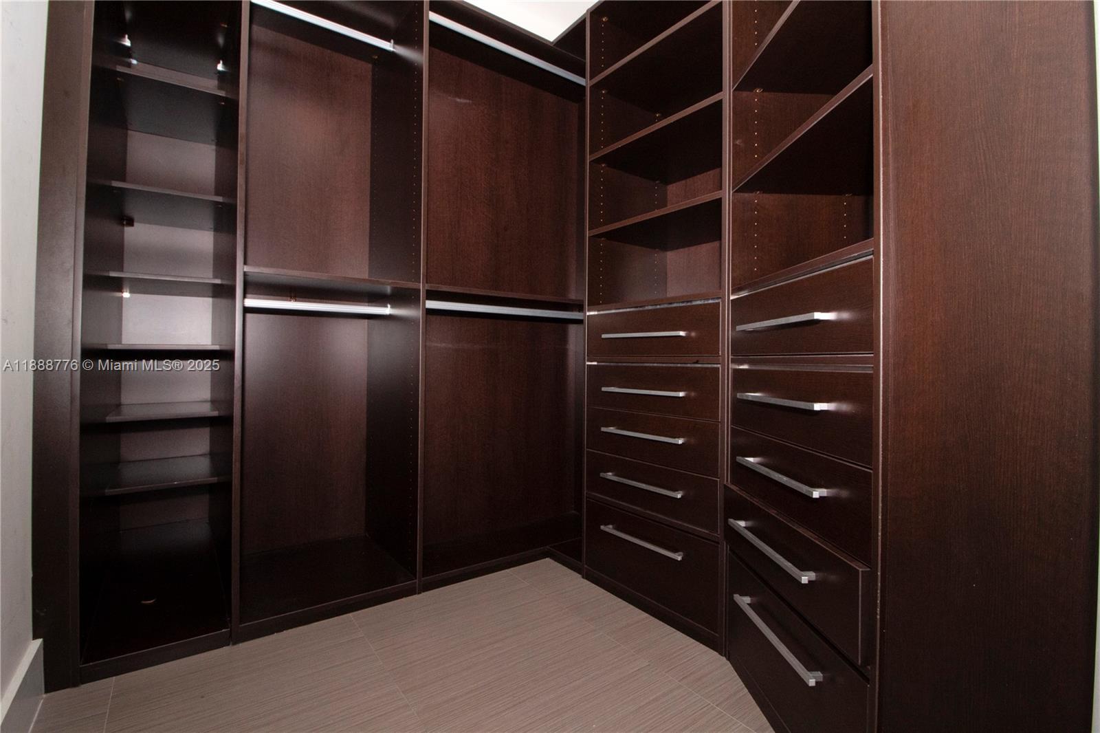 1605 2 / 2 1435 sq. ft. $ 2025-10-02 0 Photo