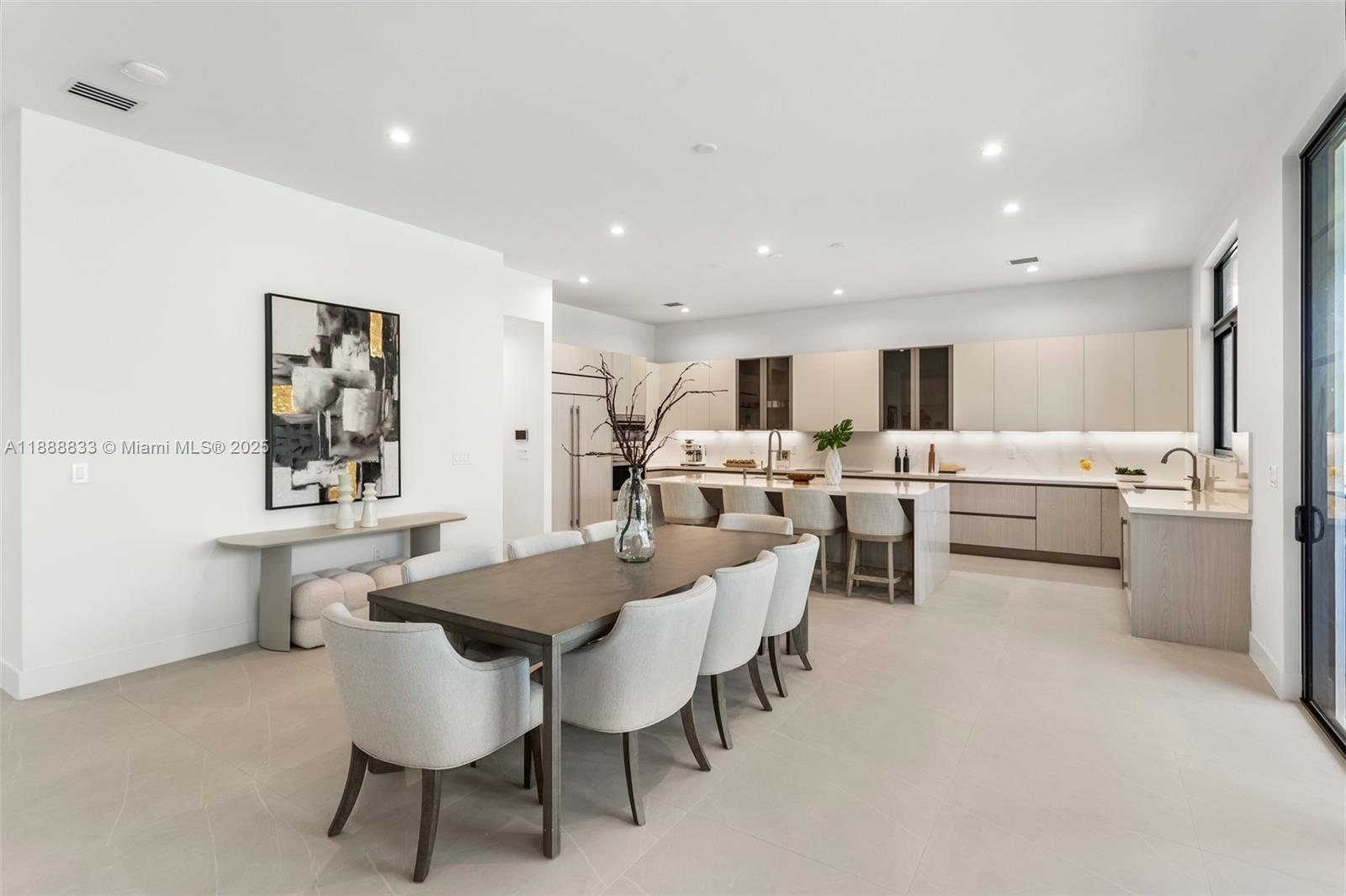 7285 4 / 4 4143 sq. ft. $ 2025-10-02 0 Photo