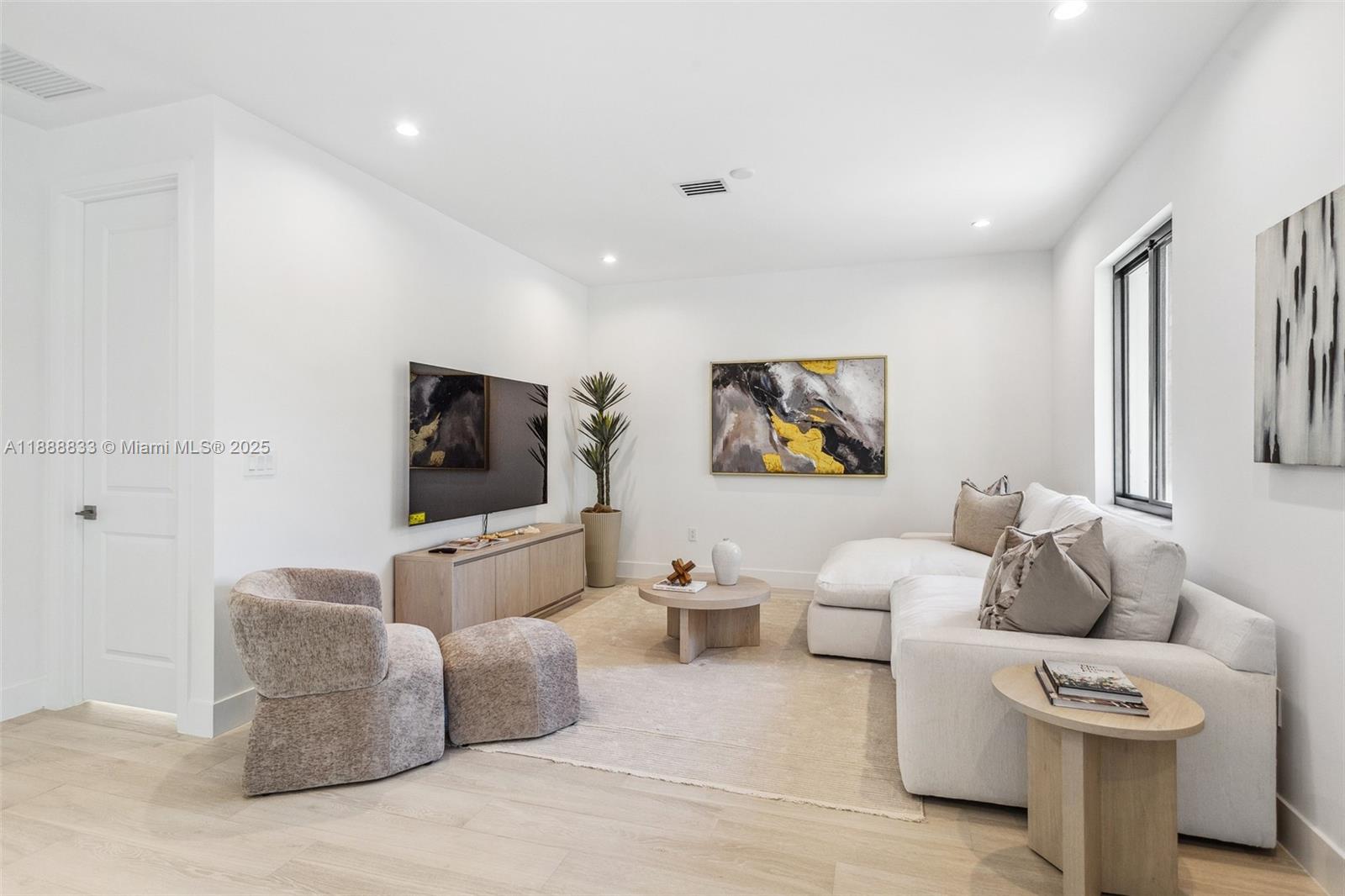 7285 4 / 4 4143 sq. ft. $ 2025-10-02 0 Photo