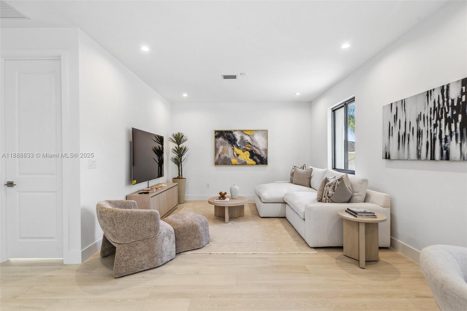 7285 4 / 4 4143 sq. ft. $ 2025-10-02 0 Photo