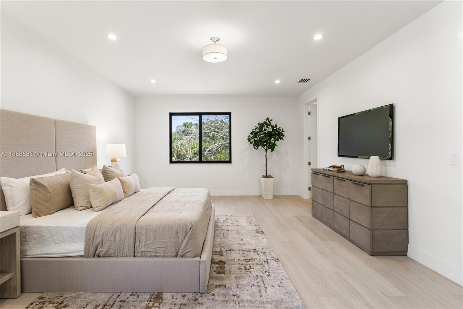 7285 4 / 4 4143 sq. ft. $ 2025-10-02 0 Photo