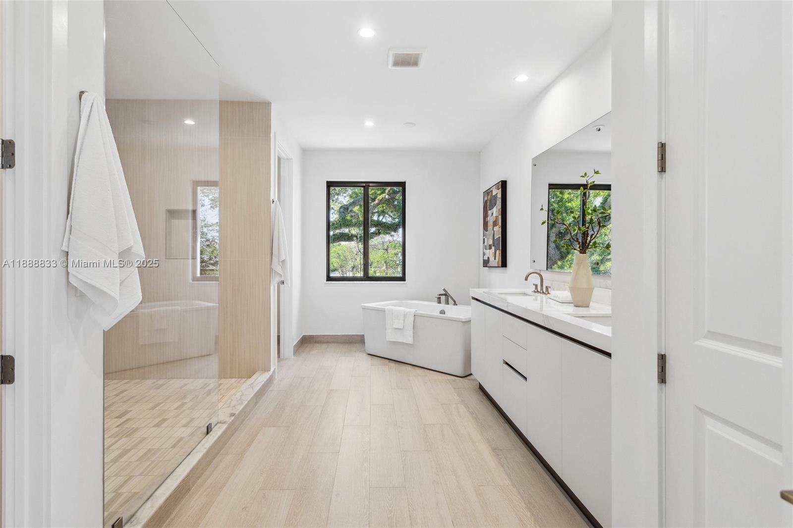 7285 4 / 4 4143 sq. ft. $ 2025-10-02 0 Photo