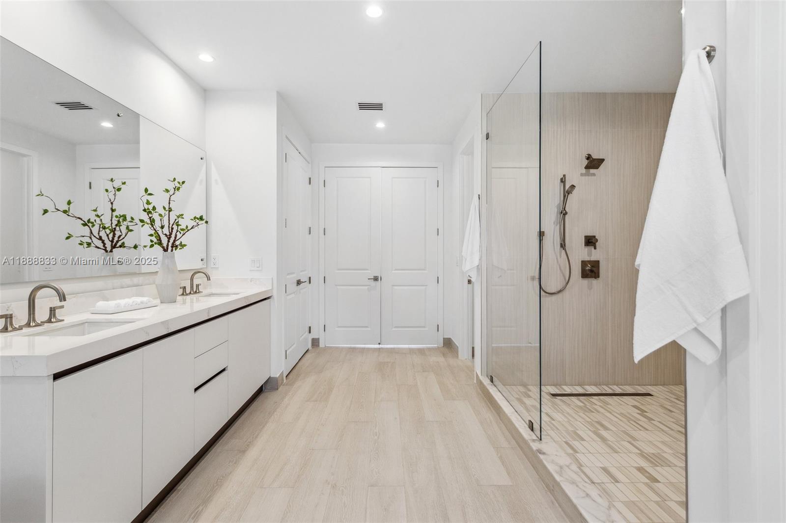 7285 4 / 4 4143 sq. ft. $ 2025-10-02 0 Photo