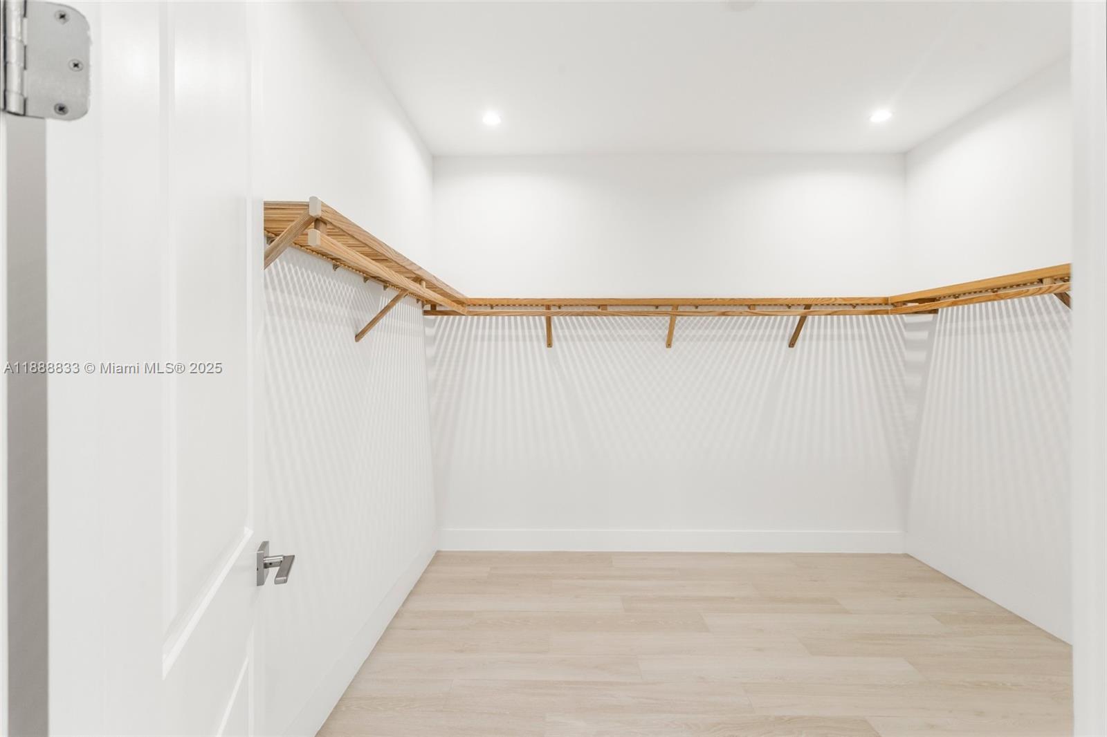 7285 4 / 4 4143 sq. ft. $ 2025-10-02 0 Photo