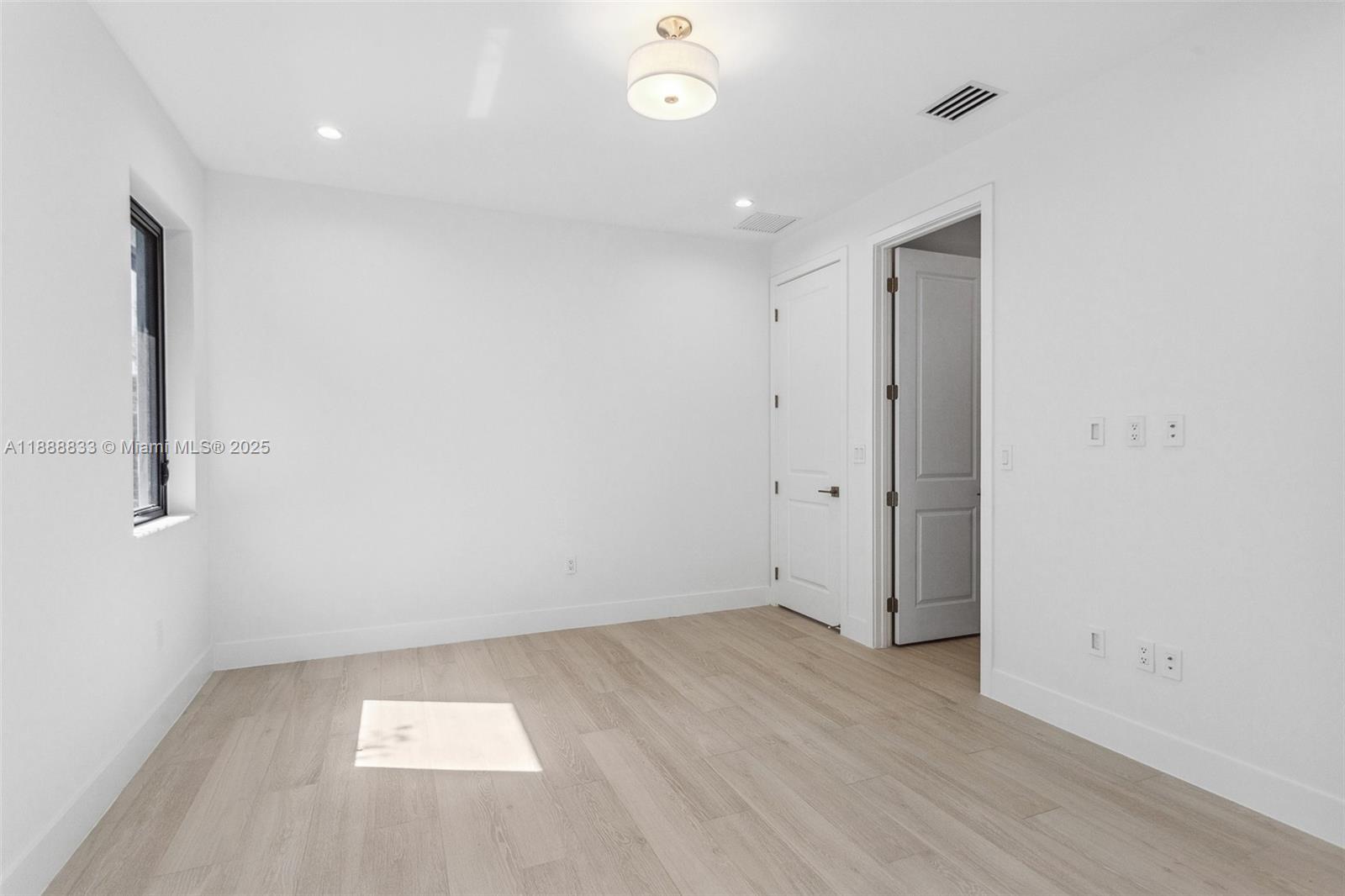 7285 4 / 4 4143 sq. ft. $ 2025-10-02 0 Photo