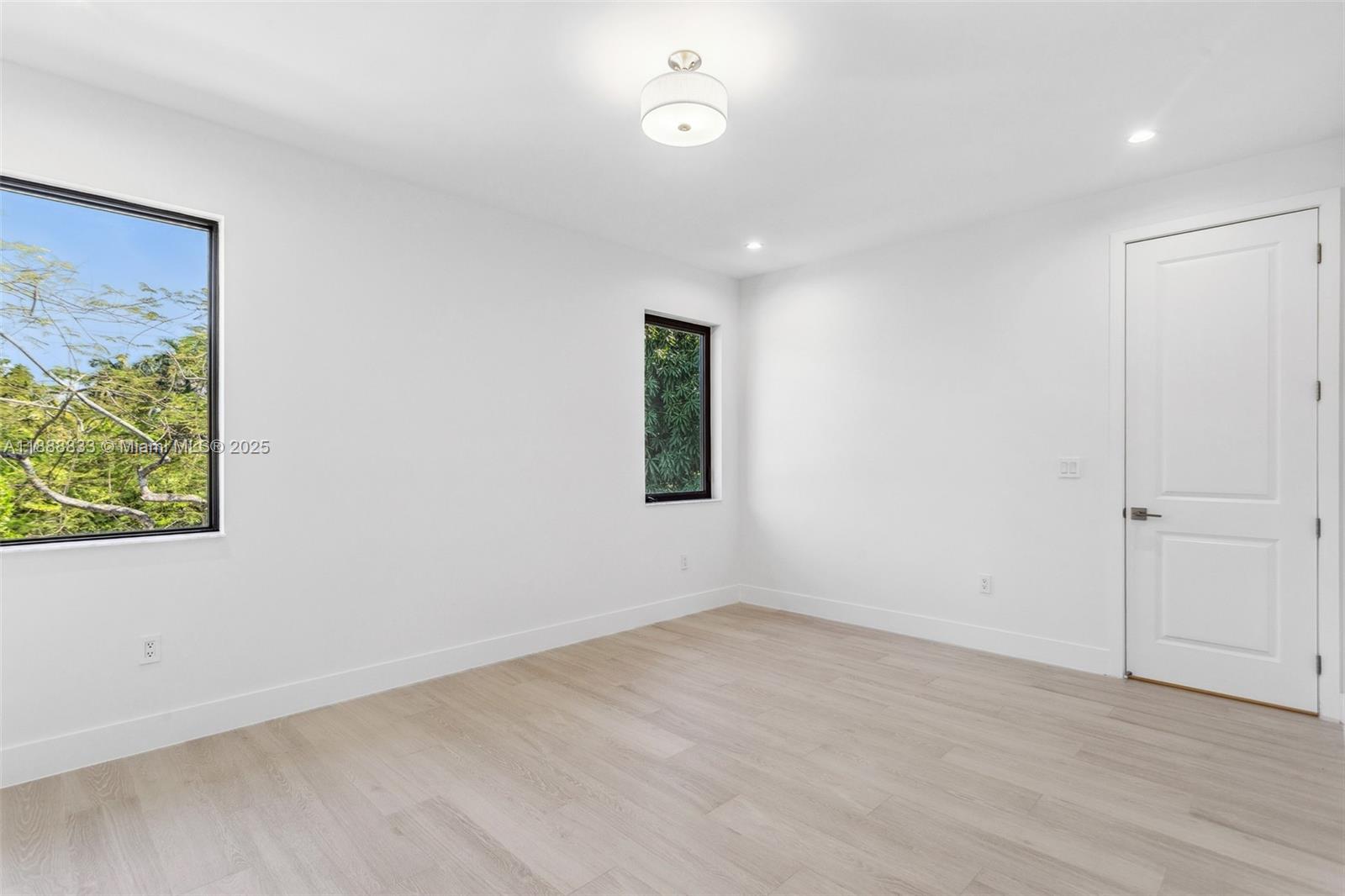 7285 4 / 4 4143 sq. ft. $ 2025-10-02 0 Photo