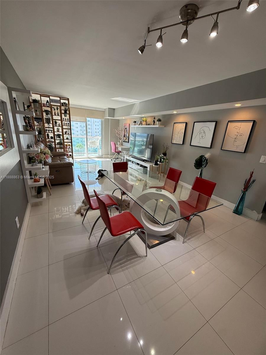 912 2 / 1 1005 sq. ft. $ 2025-10-02 0 Photo