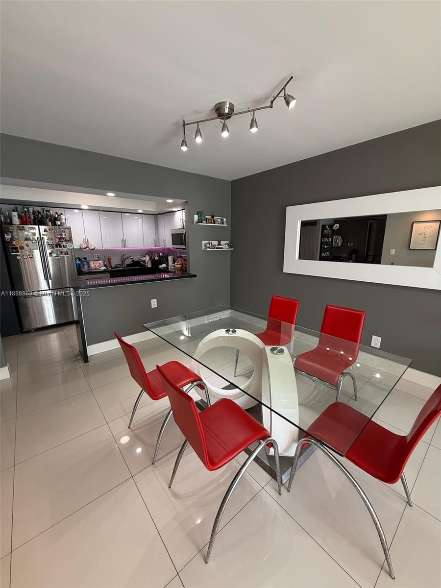 912 2 / 1 1005 sq. ft. $ 2025-10-02 0 Photo