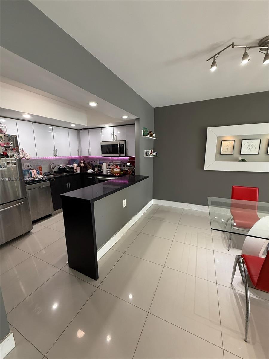 912 2 / 1 1005 sq. ft. $ 2025-10-02 0 Photo