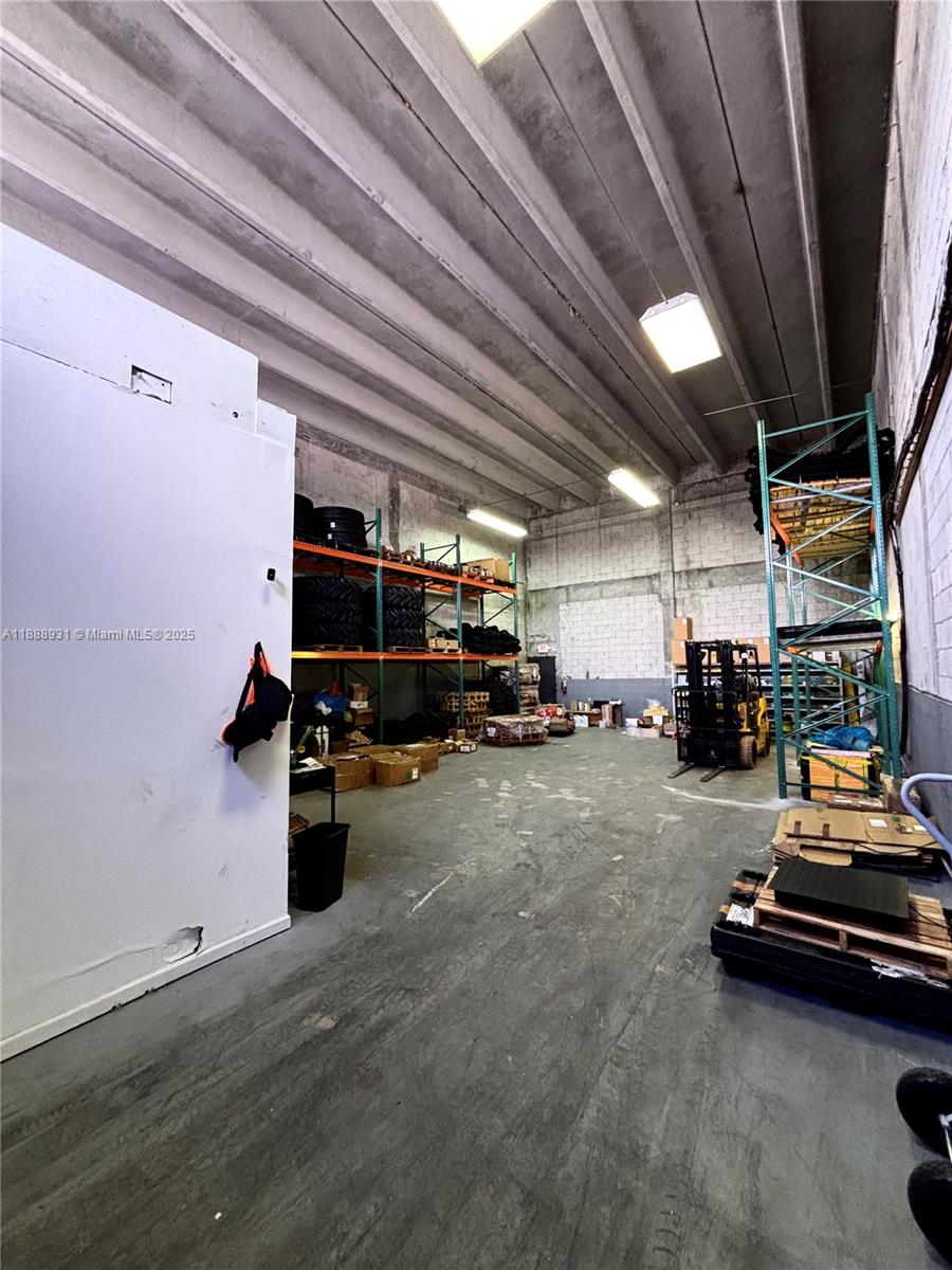 12  /   sq. ft. $ 2025-10-02 0 Photo