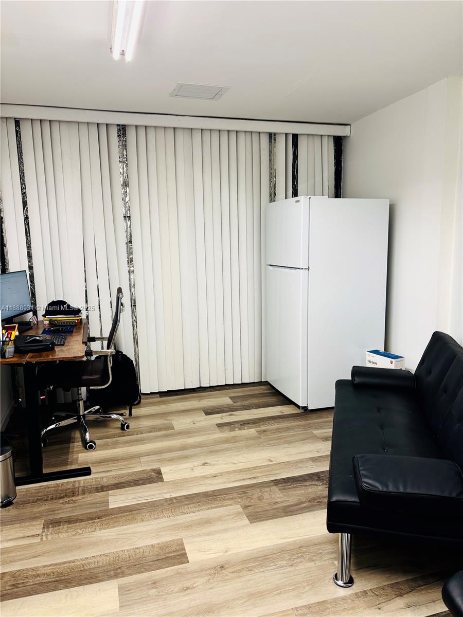 12  /   sq. ft. $ 2025-10-02 0 Photo
