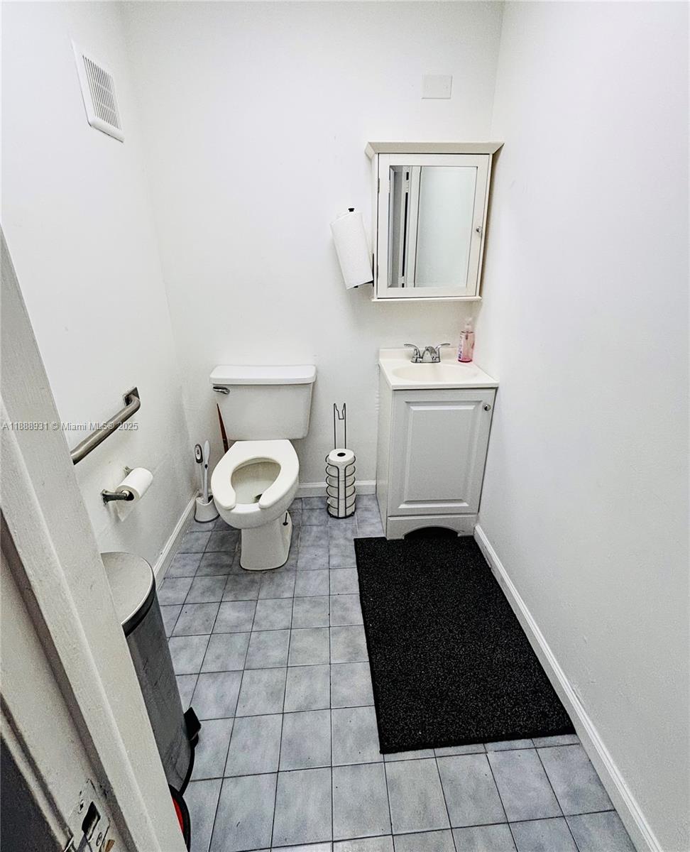 12  /   sq. ft. $ 2025-10-02 0 Photo